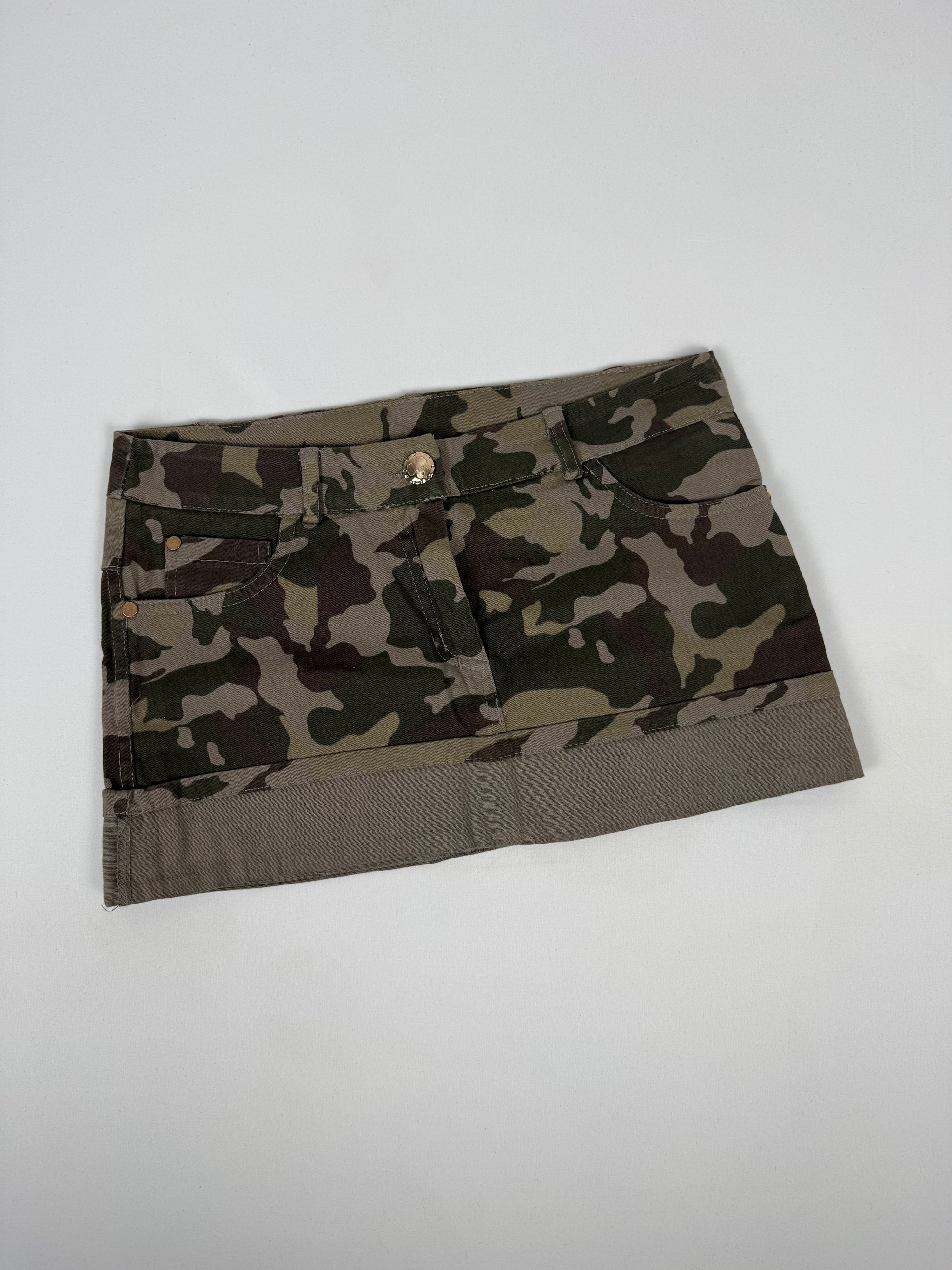Khaki camo low rise mini skirt (S)