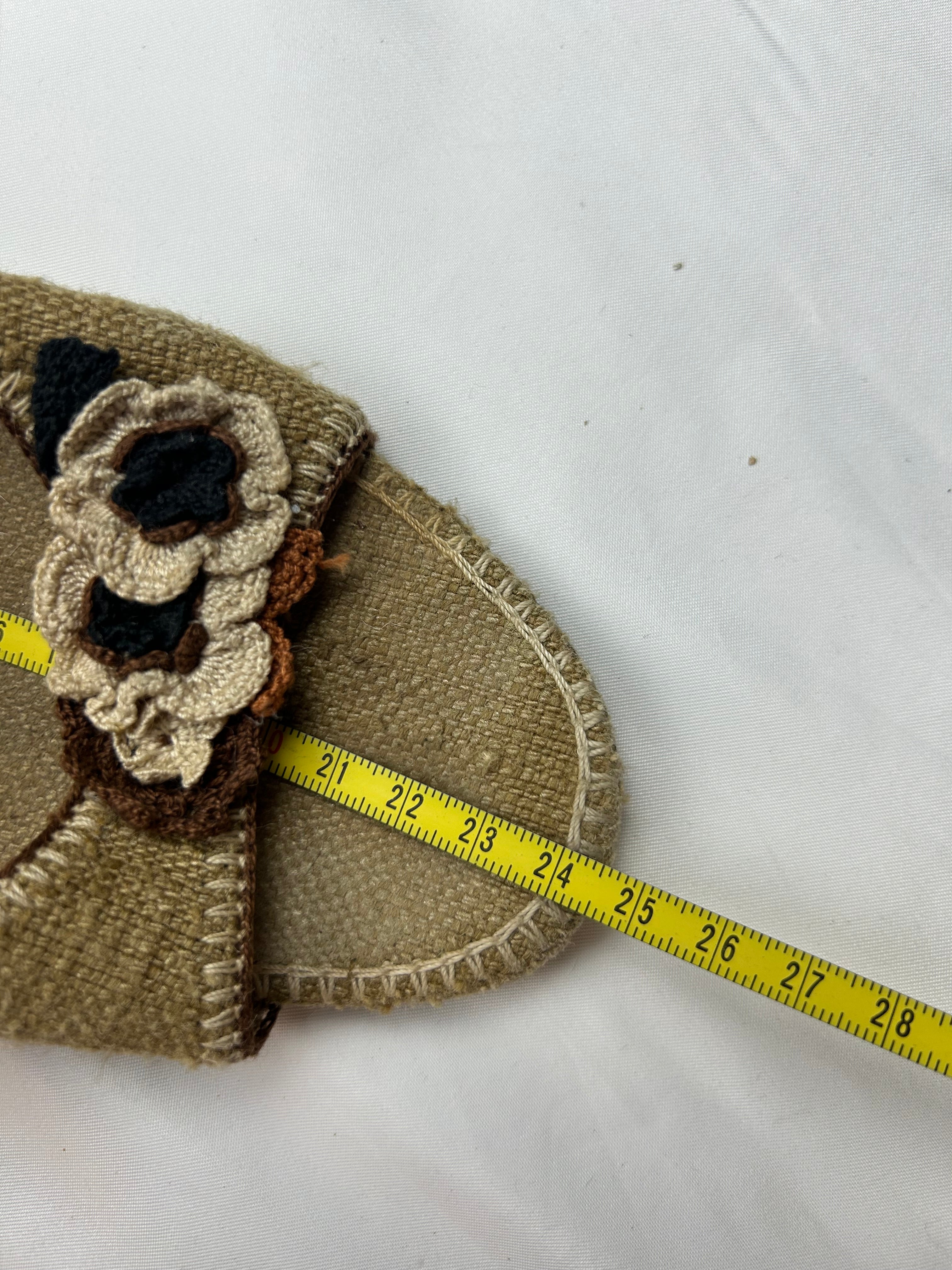 Beige embroidered floral wedge heels (36)