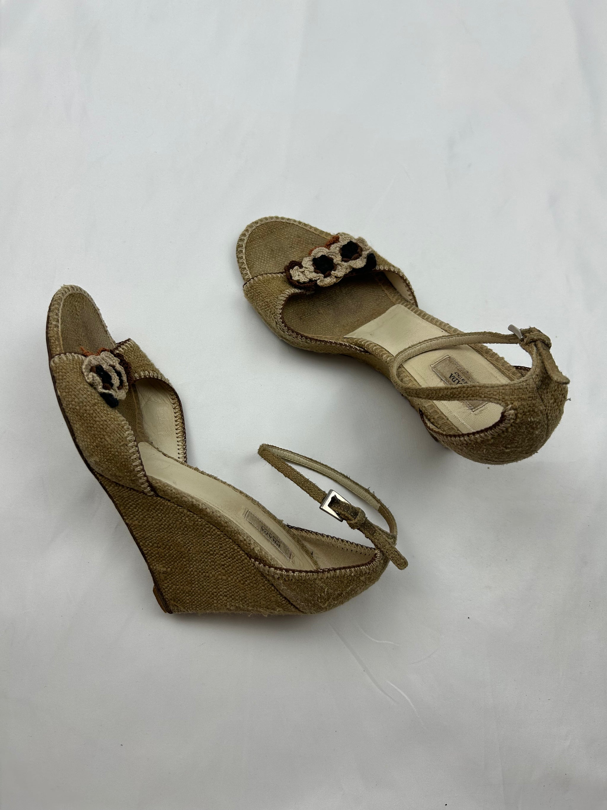 Beige embroidered floral wedge heels (36)