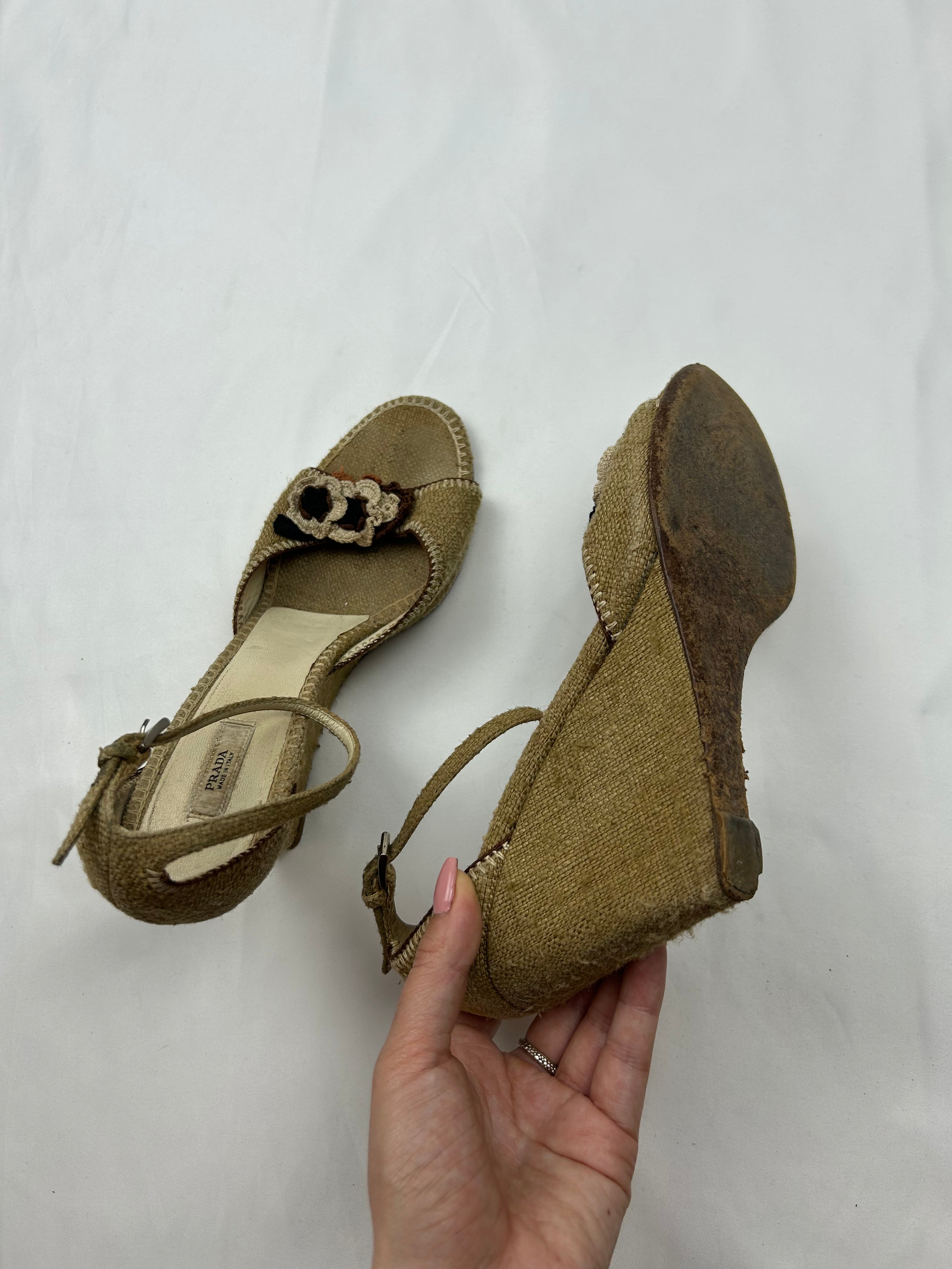 Beige embroidered floral wedge heels (36)