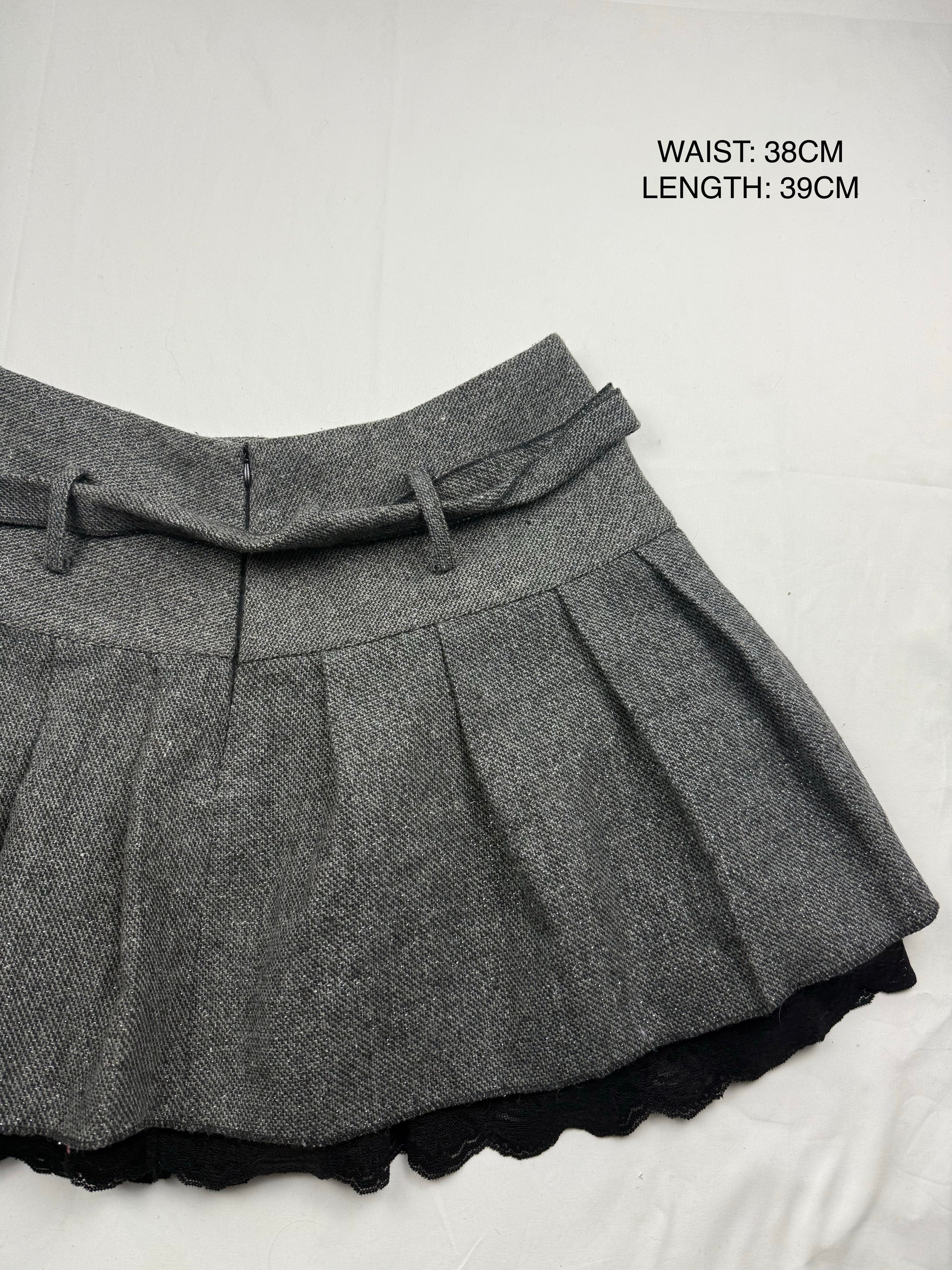 Grey low rise mini pleated skirt (M)