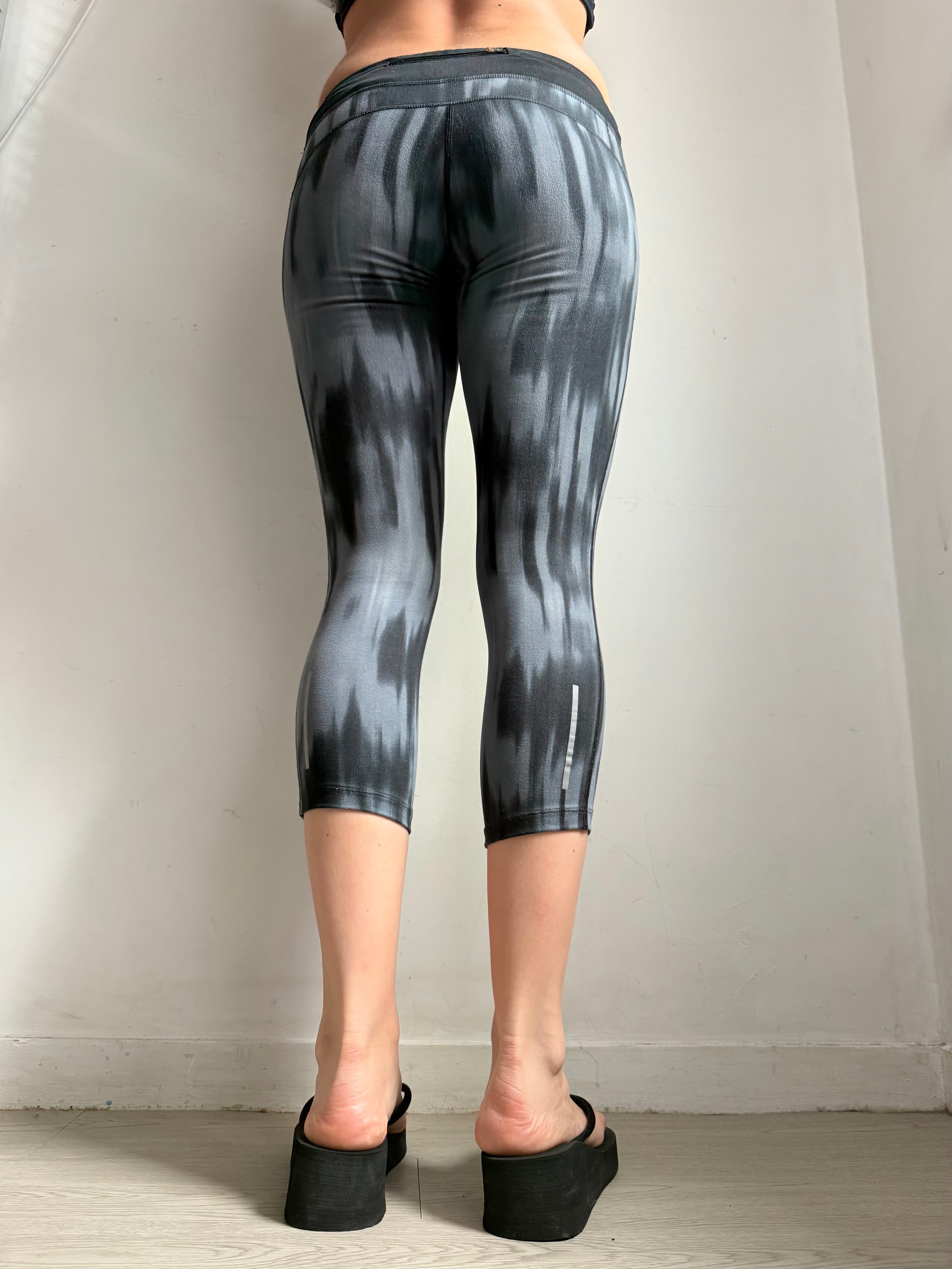 Grey activewear capri pants (S)