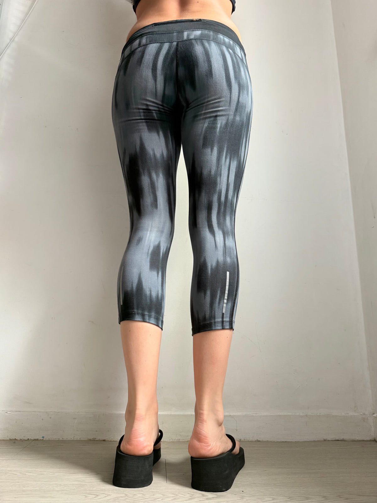 Grey activewear capri pants (S)