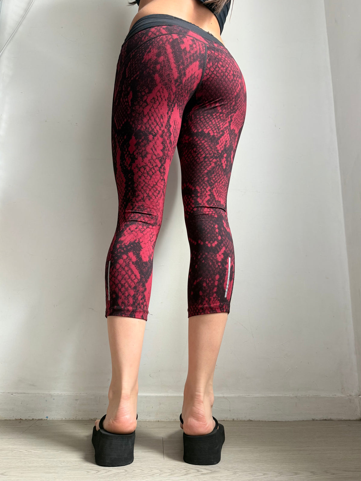 Red activewear capri pants (S)