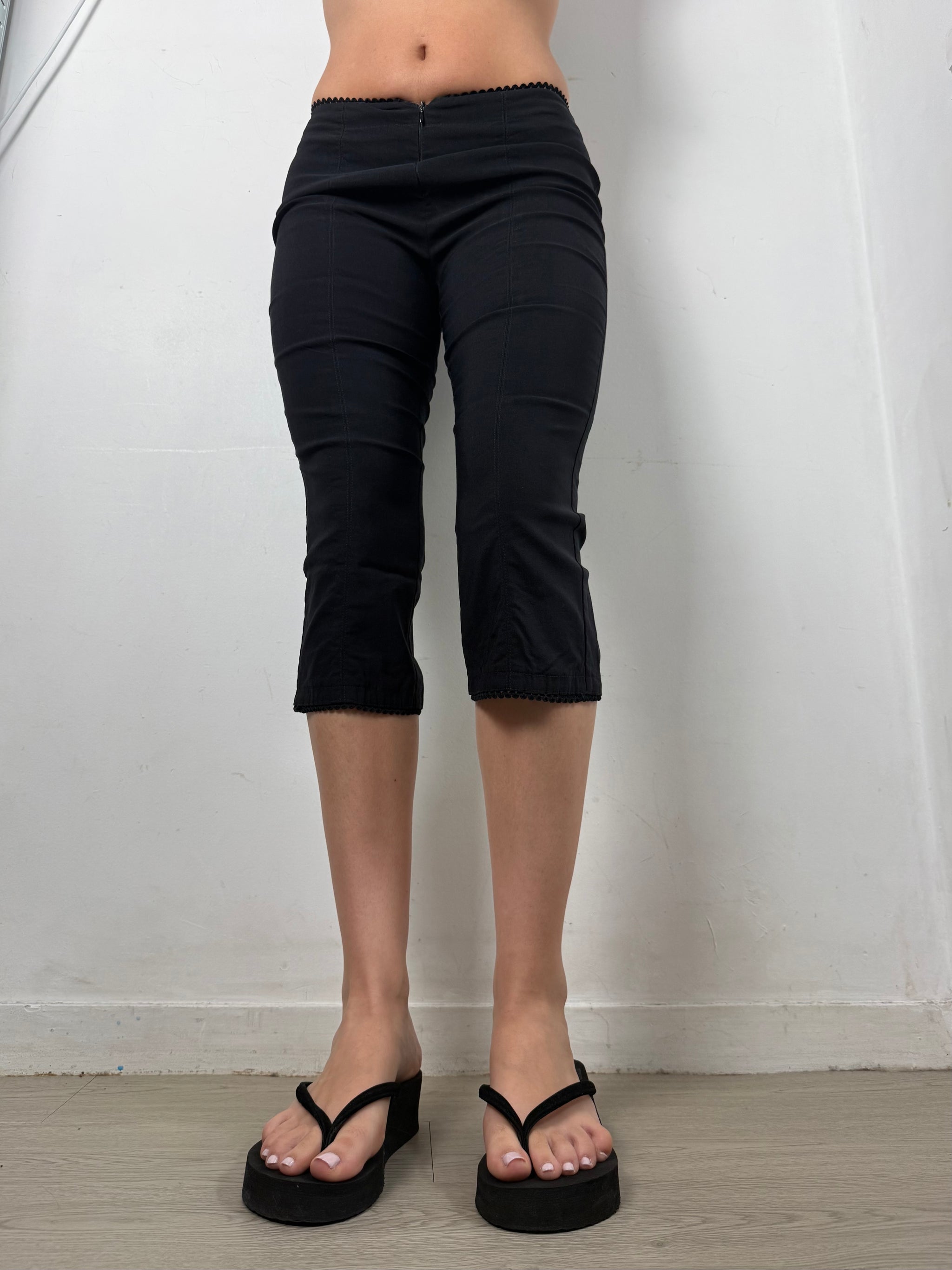 Black low rise capri pants (S)