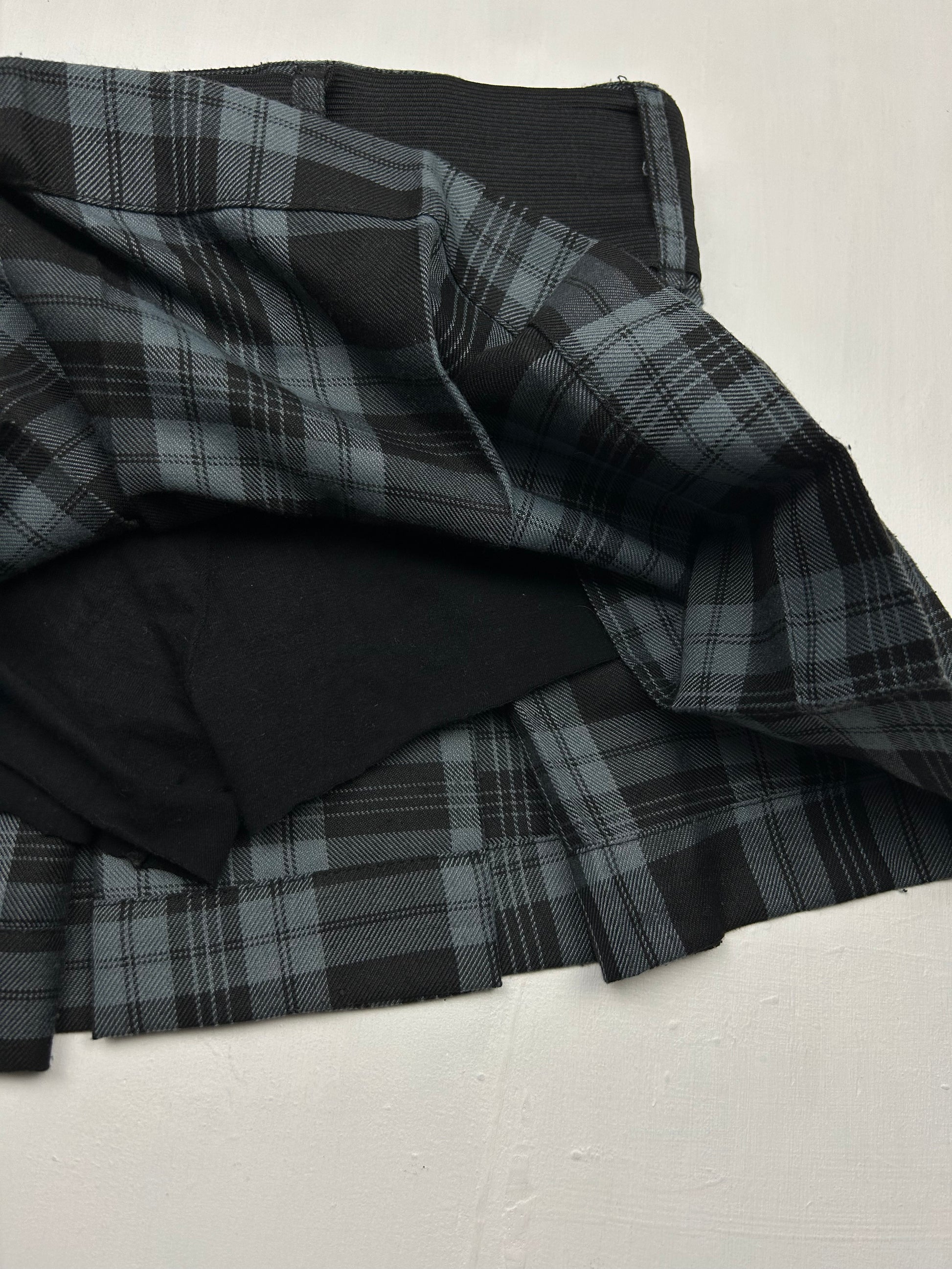 Black & grey check print low rise belt pleated skirt (S/M)