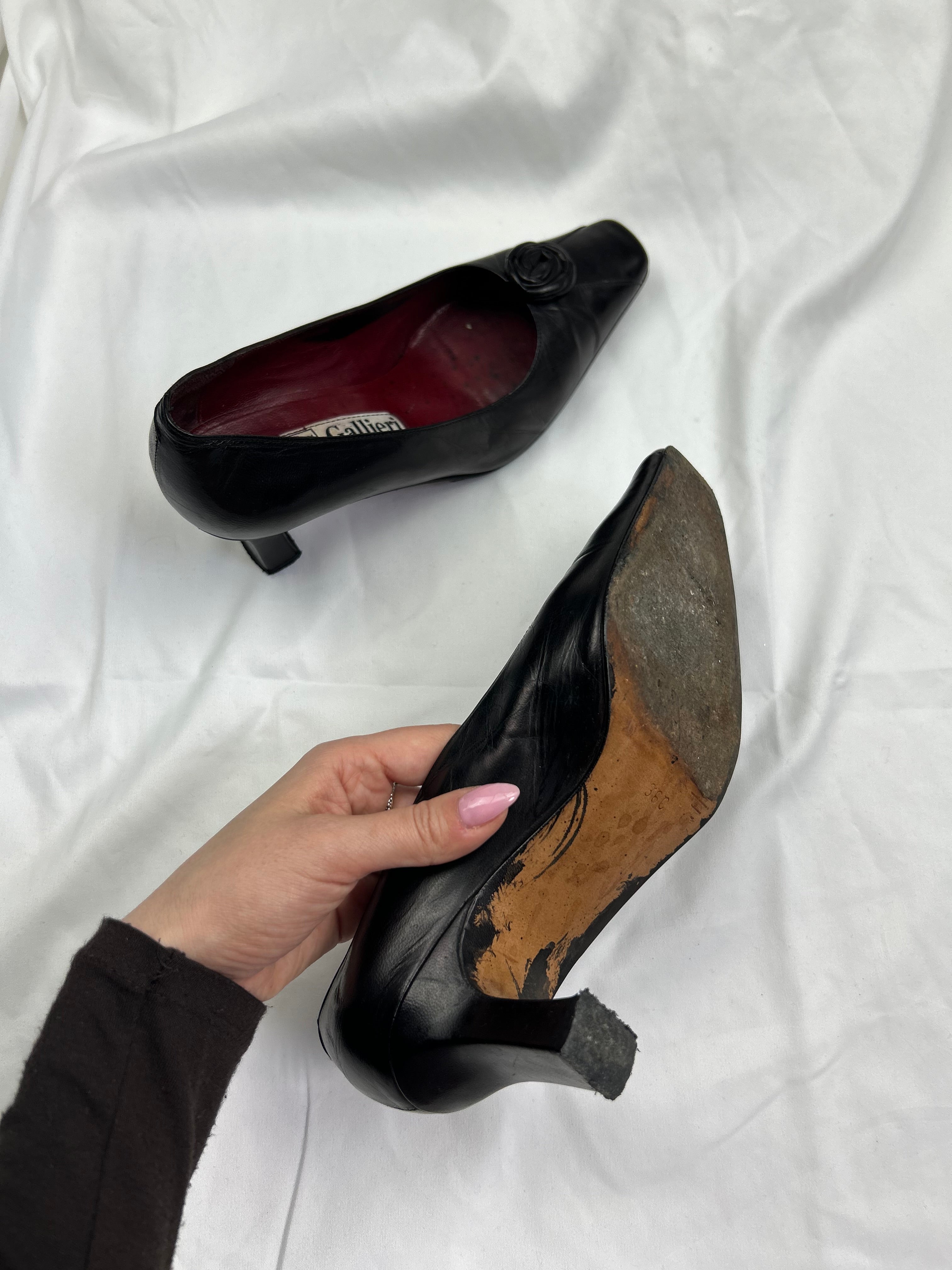 Black 100% leather flower appliquée heels (36)