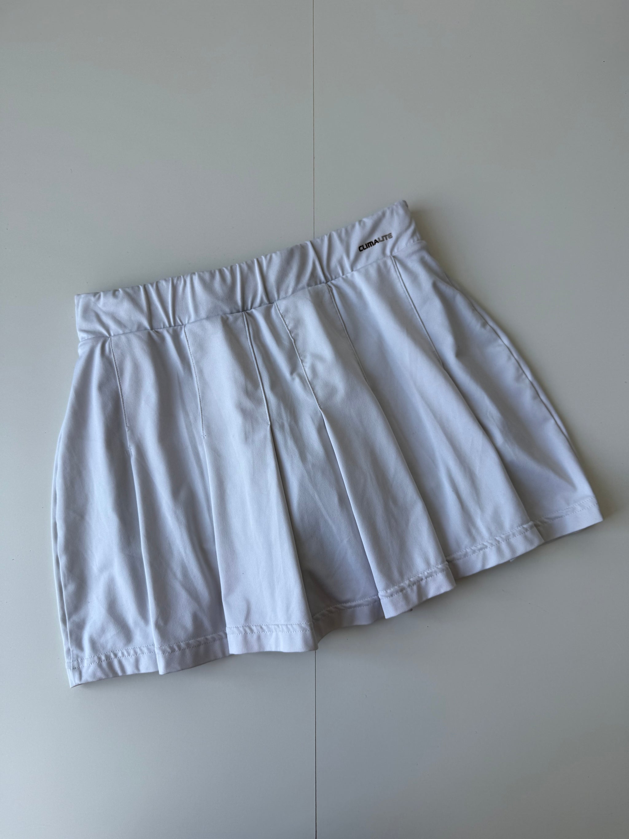 White activewear pleated mini skirt (S)