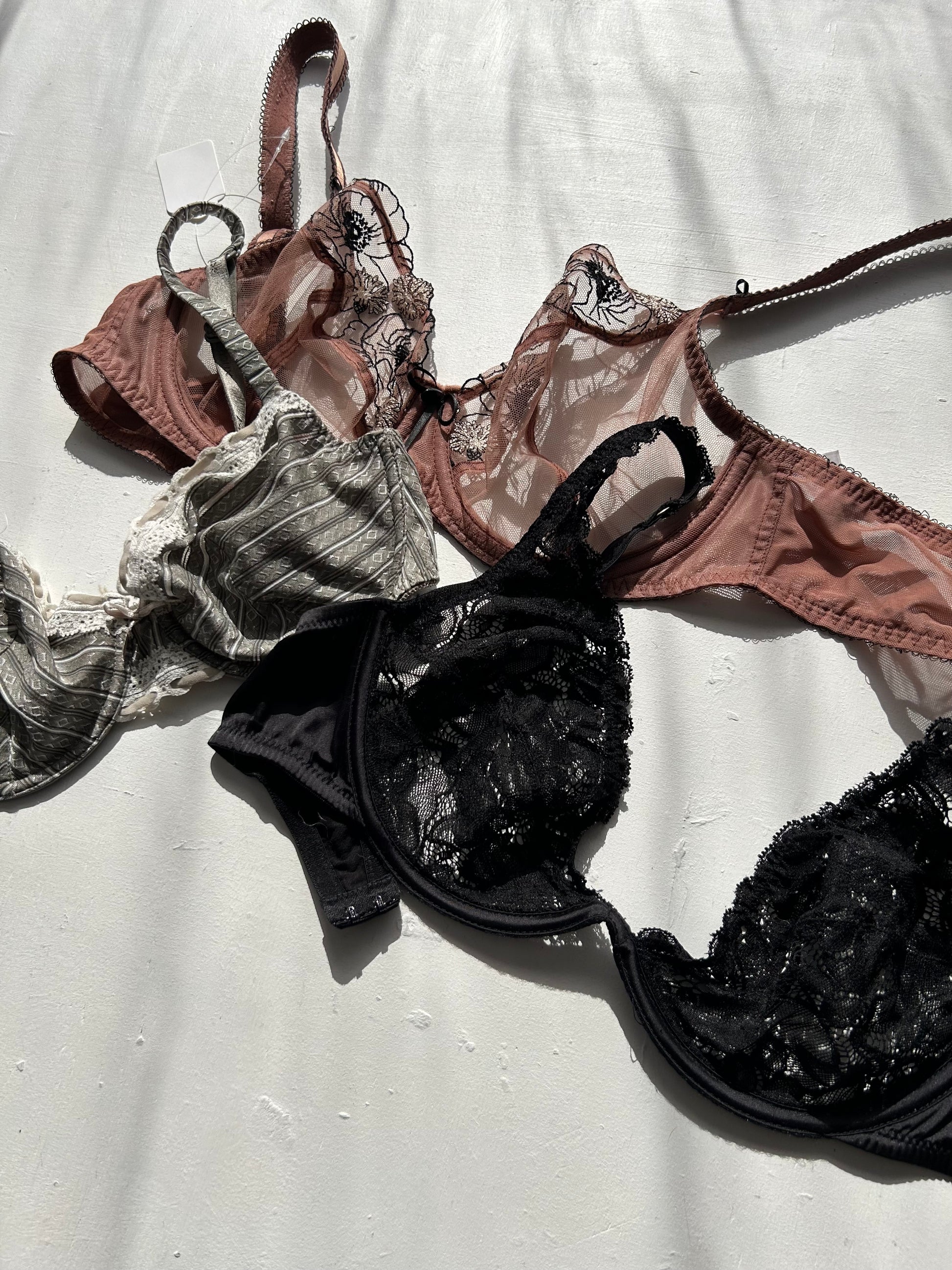 Black lace vintage bra (75D)