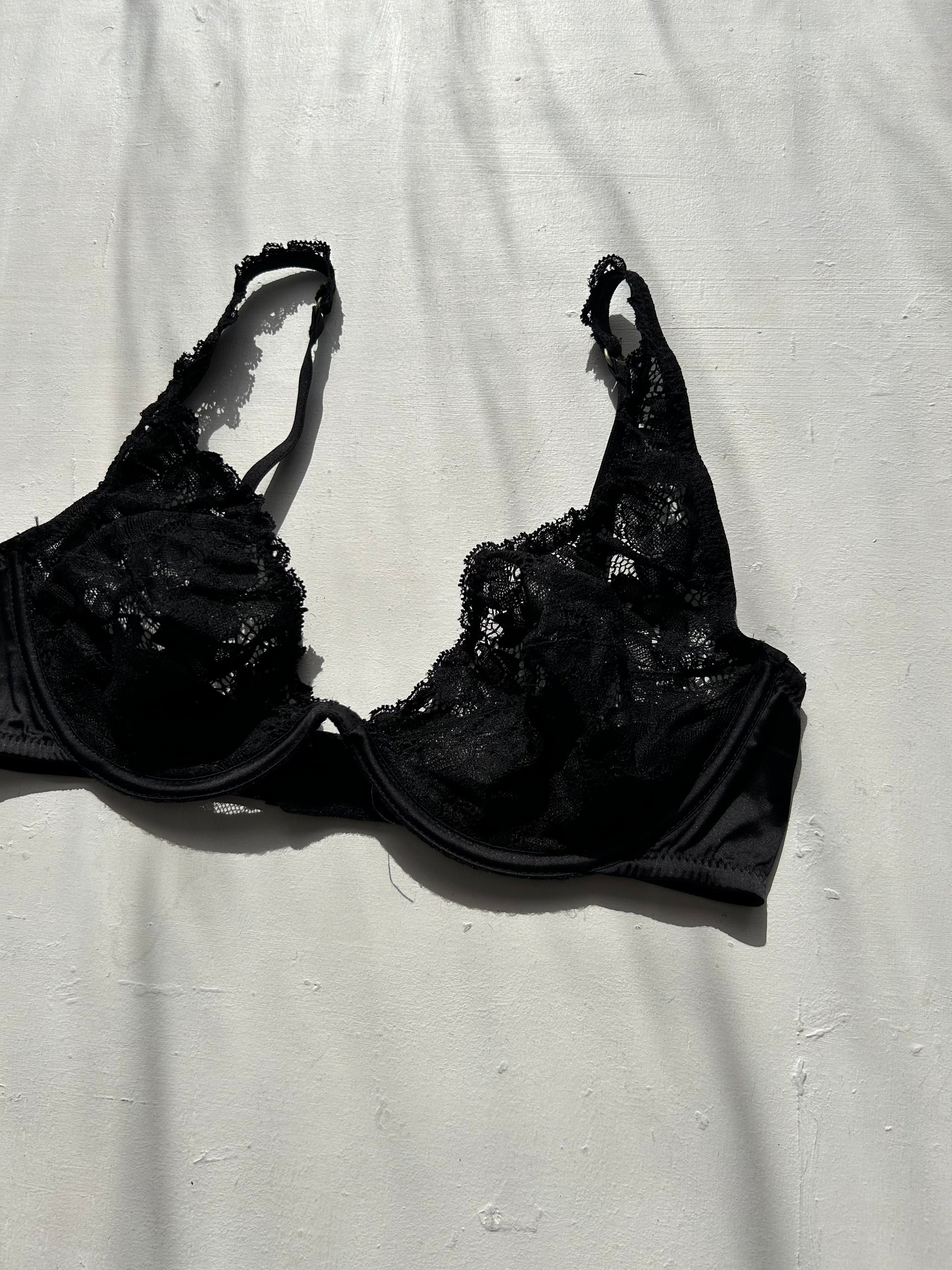 Black lace vintage bra (75D)