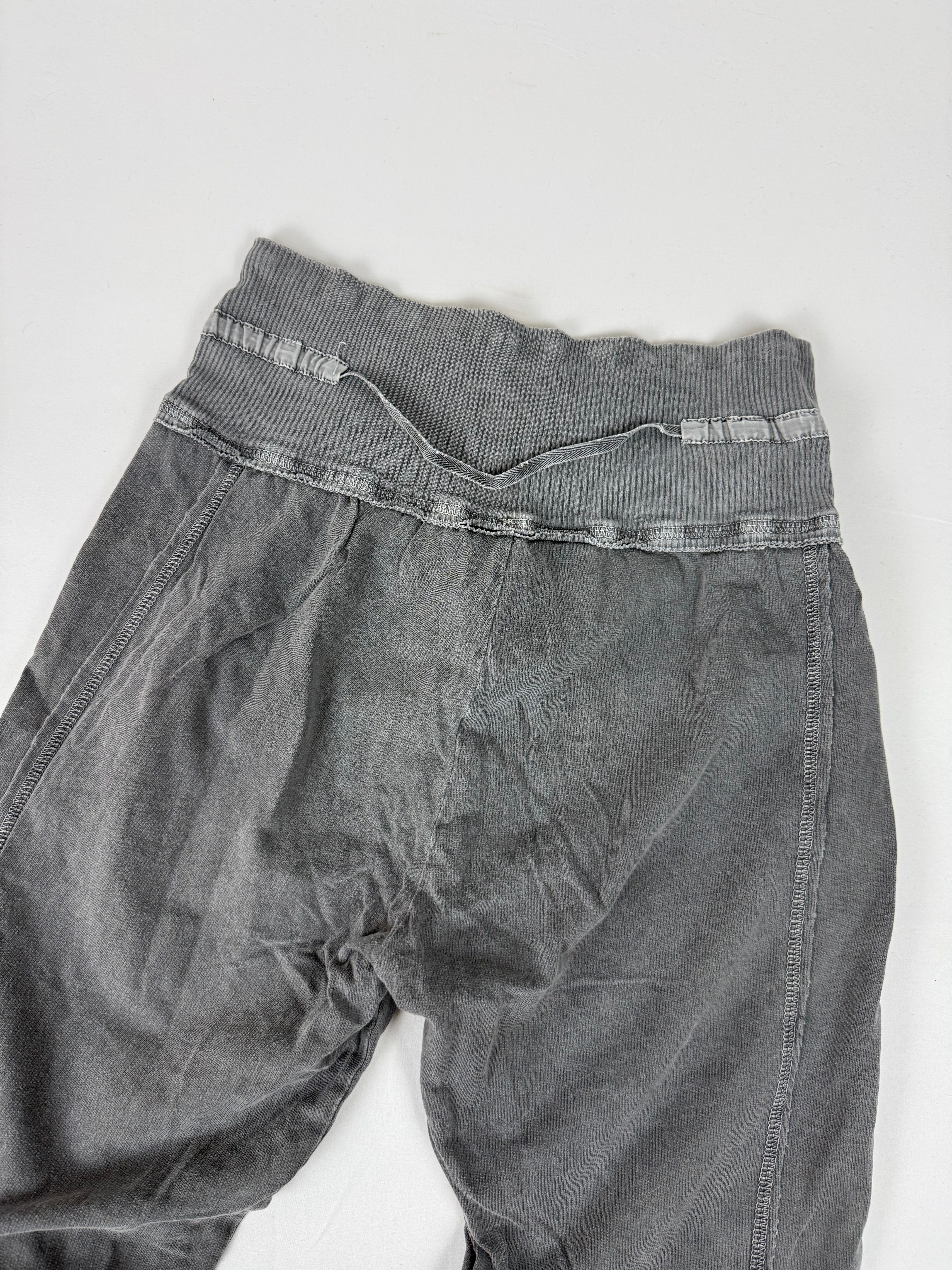 Grey activewear low rise capri pants (XS)