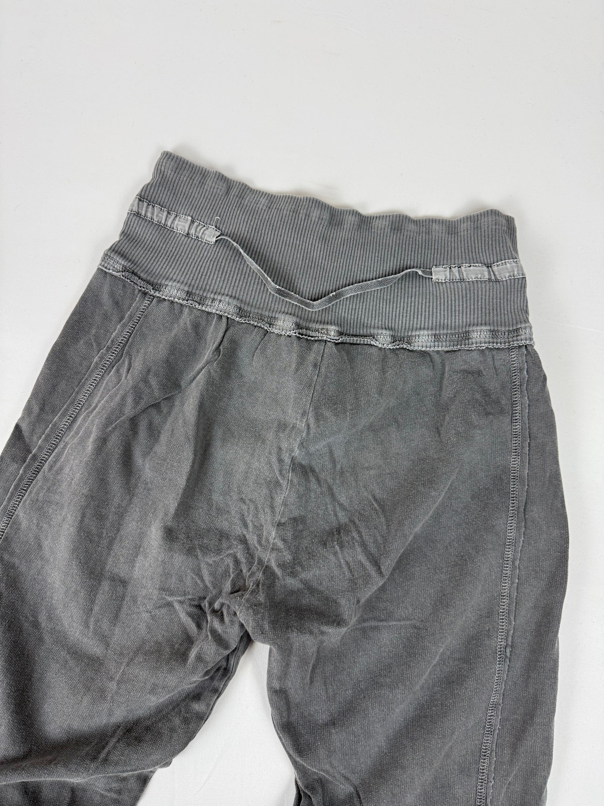 Grey activewear low rise capri pants (XS)
