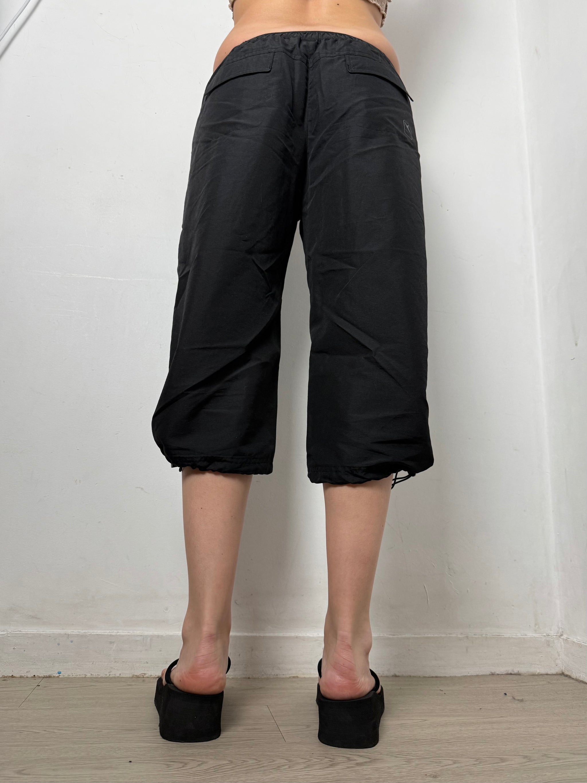 Black low rise baggy capri pants (L)