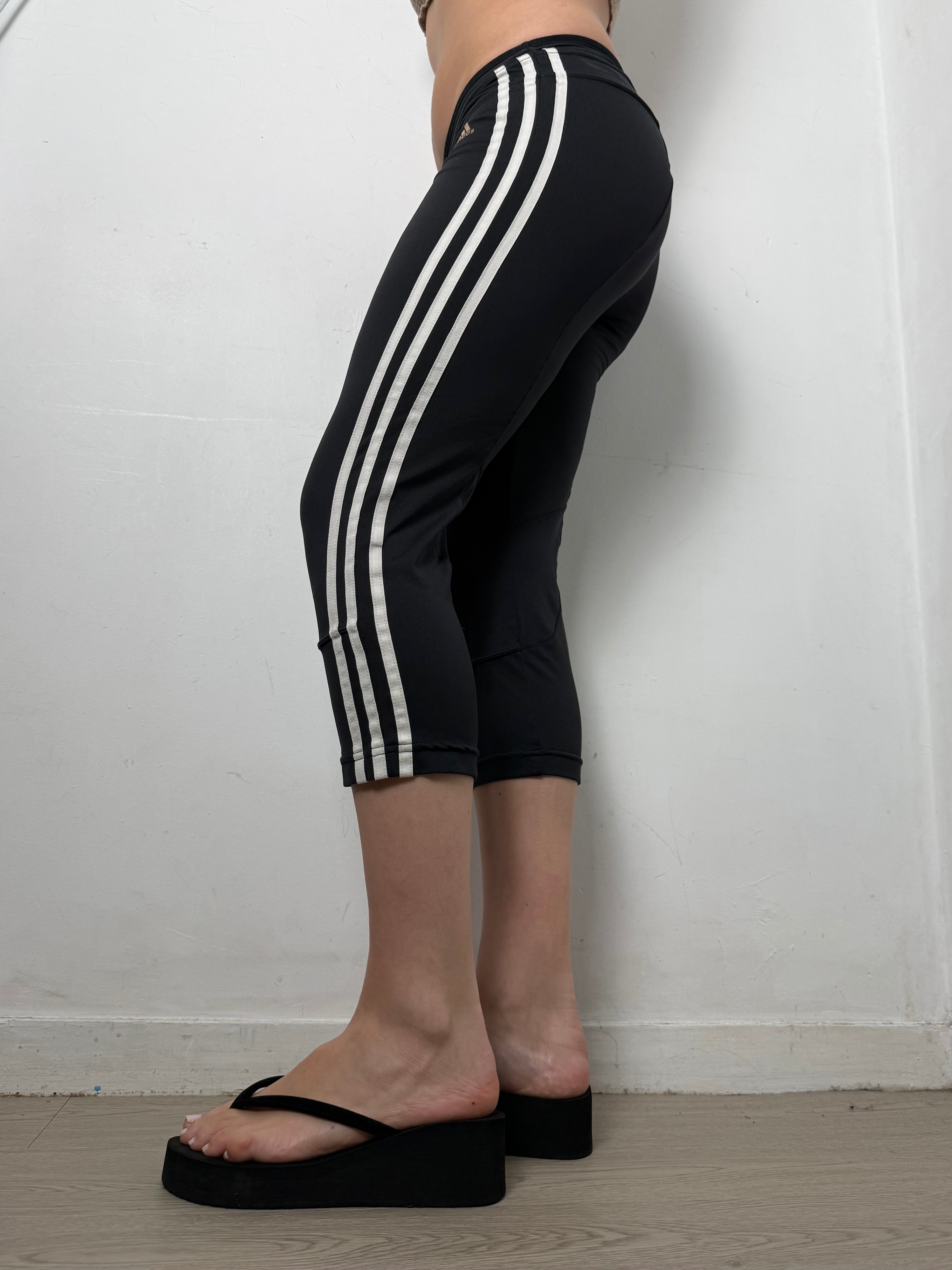 Black activewear low rise capri pants (M)