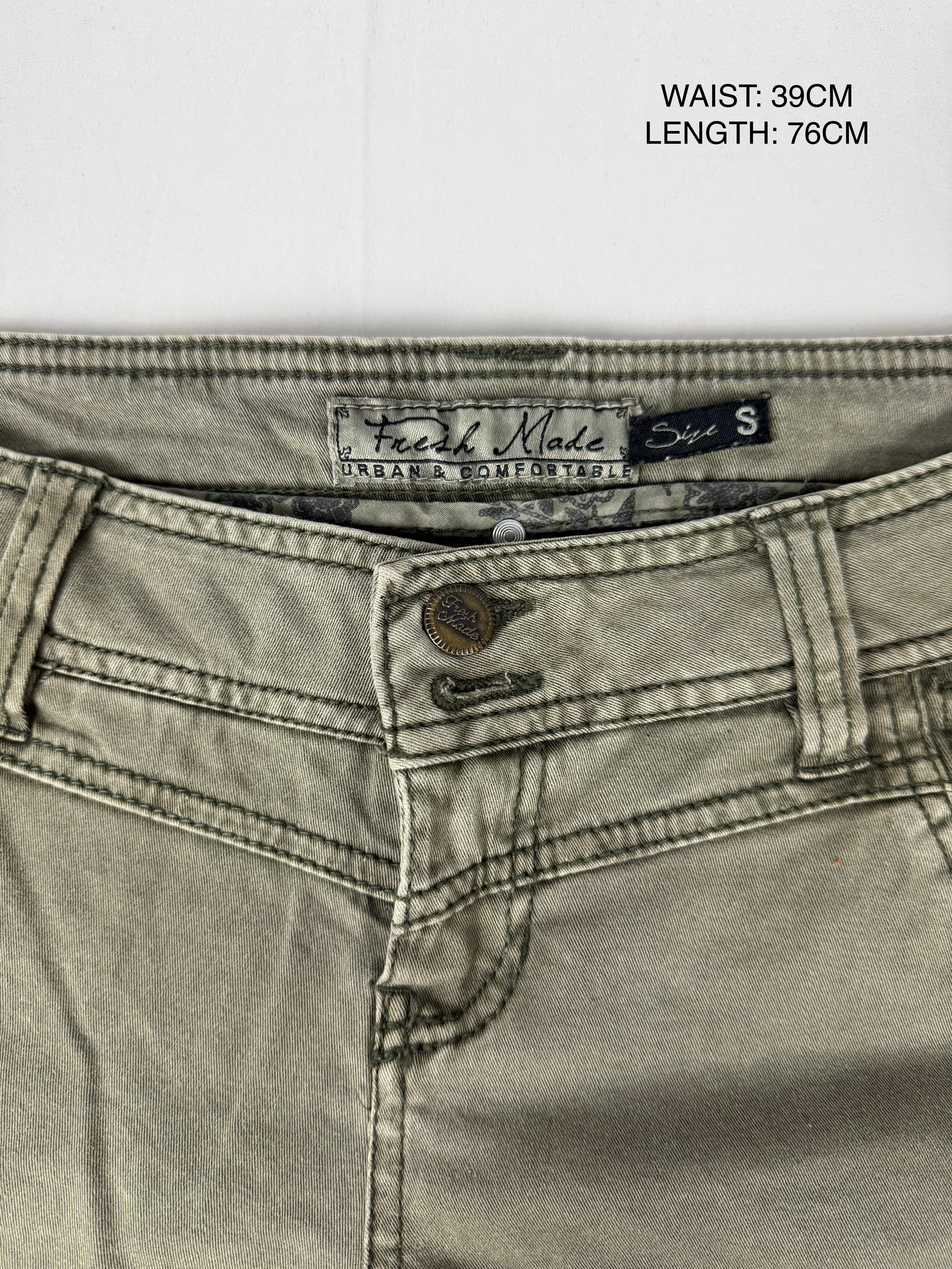 Khaki stretchy low rise capri pants (M)