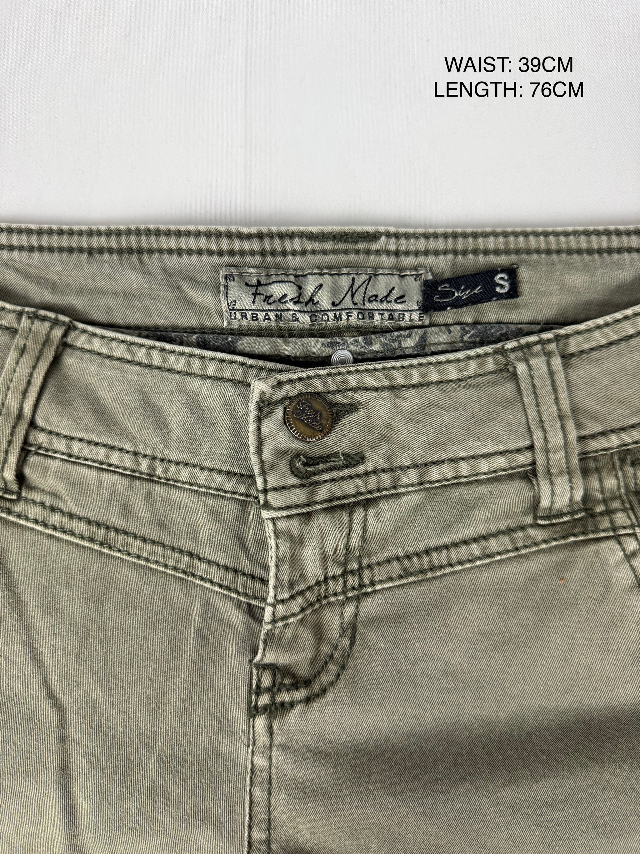 Khaki stretchy low rise capri pants (M)