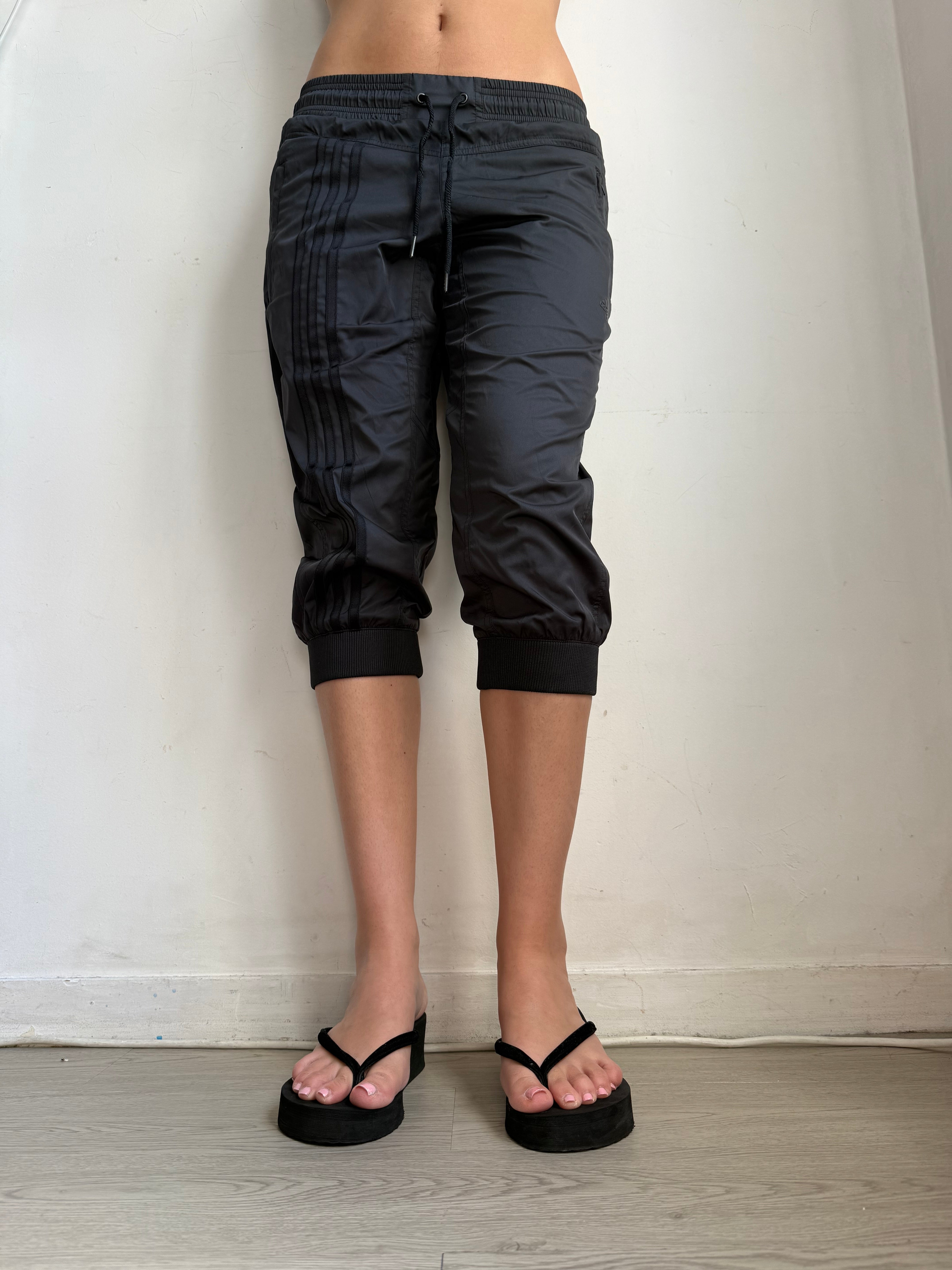 Black activewear low rise capri pants (M)