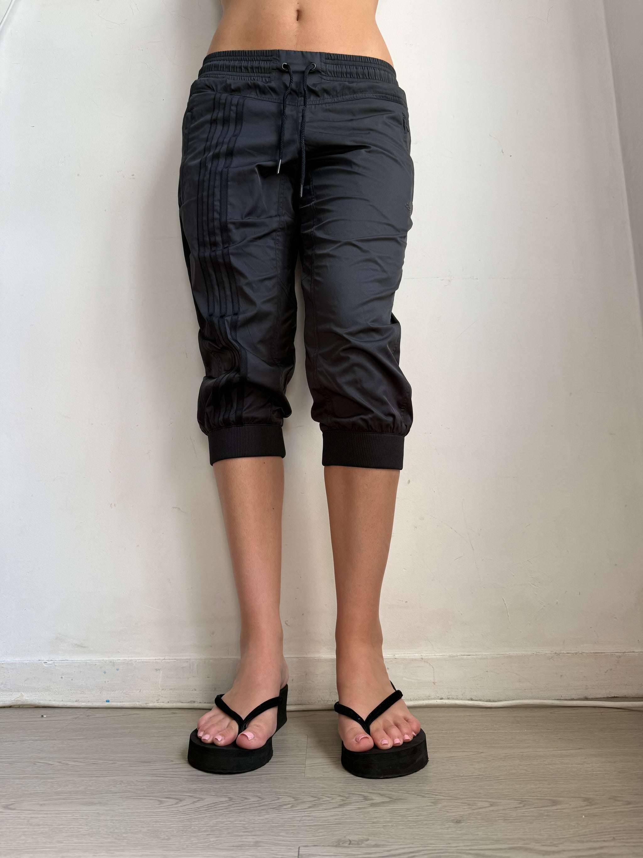 Black activewear low rise capri pants (M)