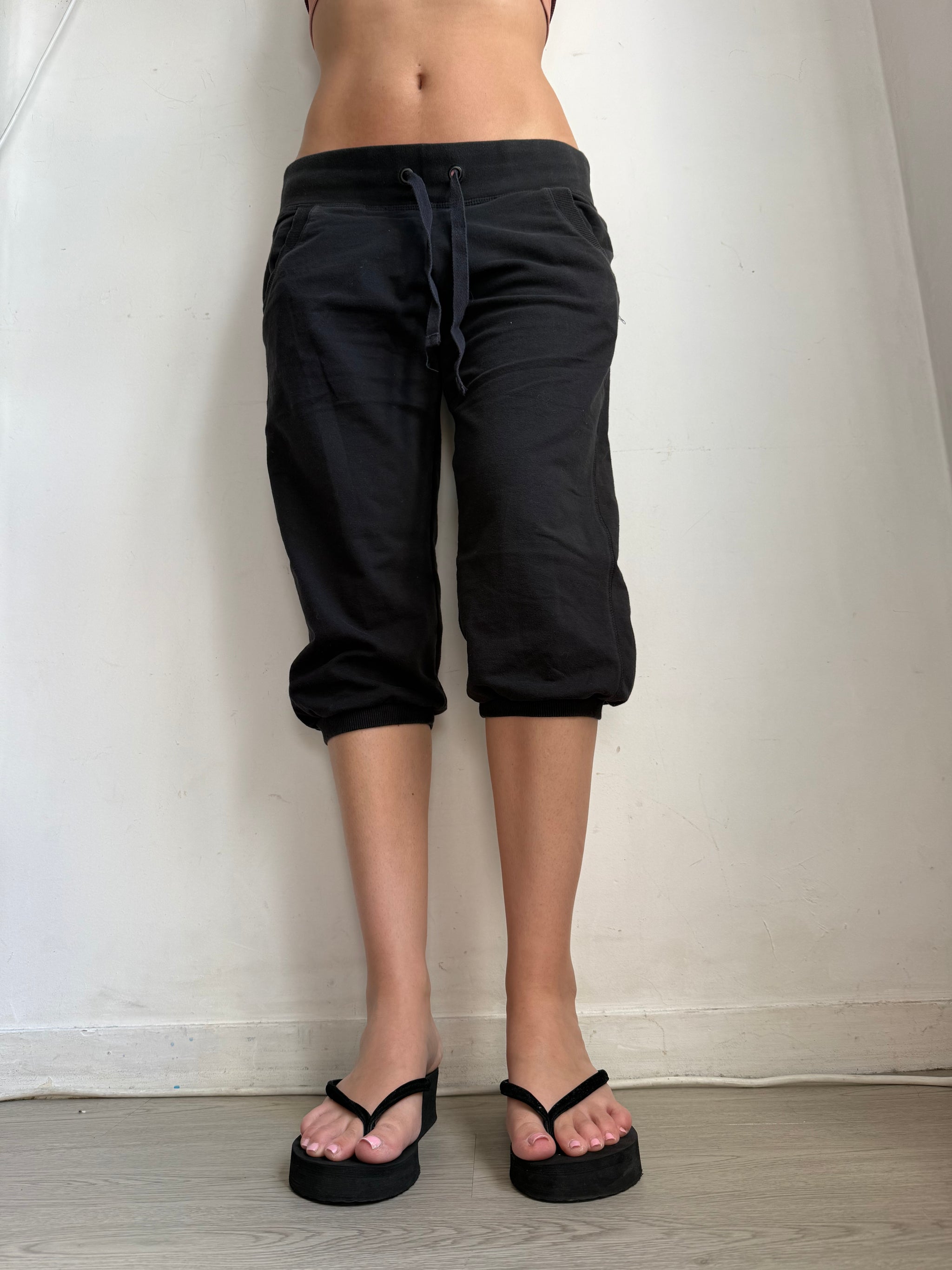 Black low rise capri activewear pants (L)