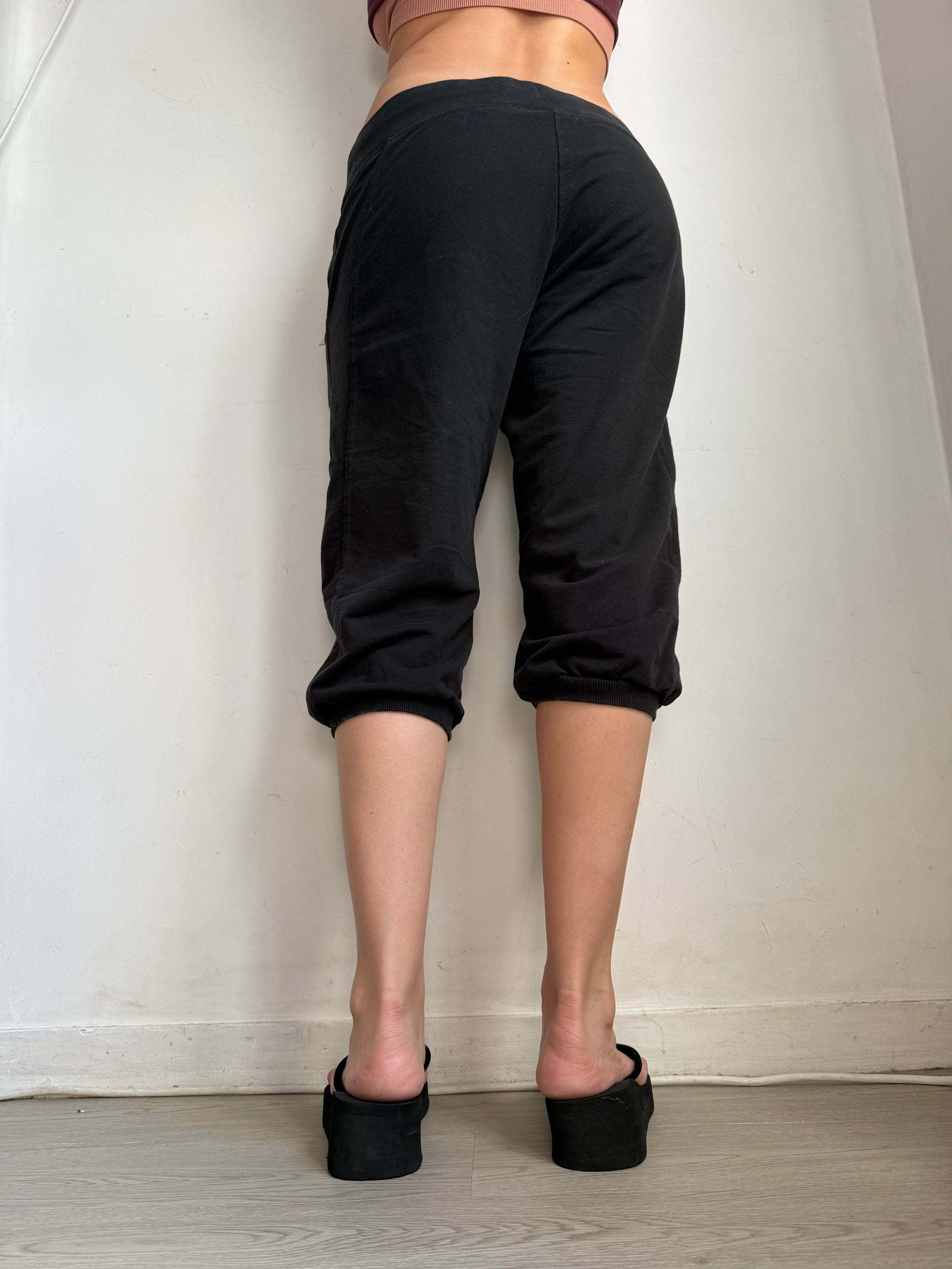 Black low rise capri activewear pants (L)