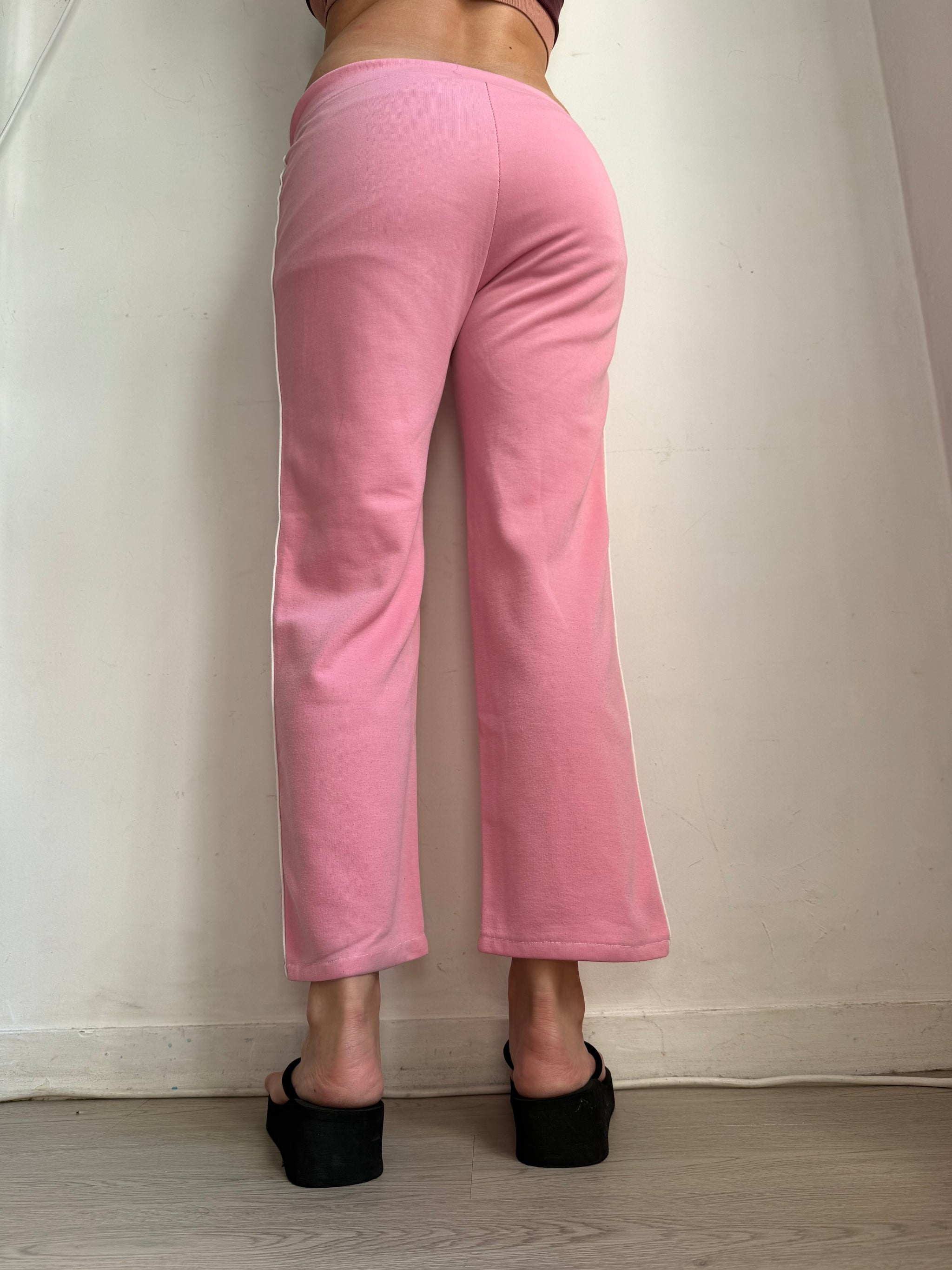 Pink low rise capri activewear pants (M)