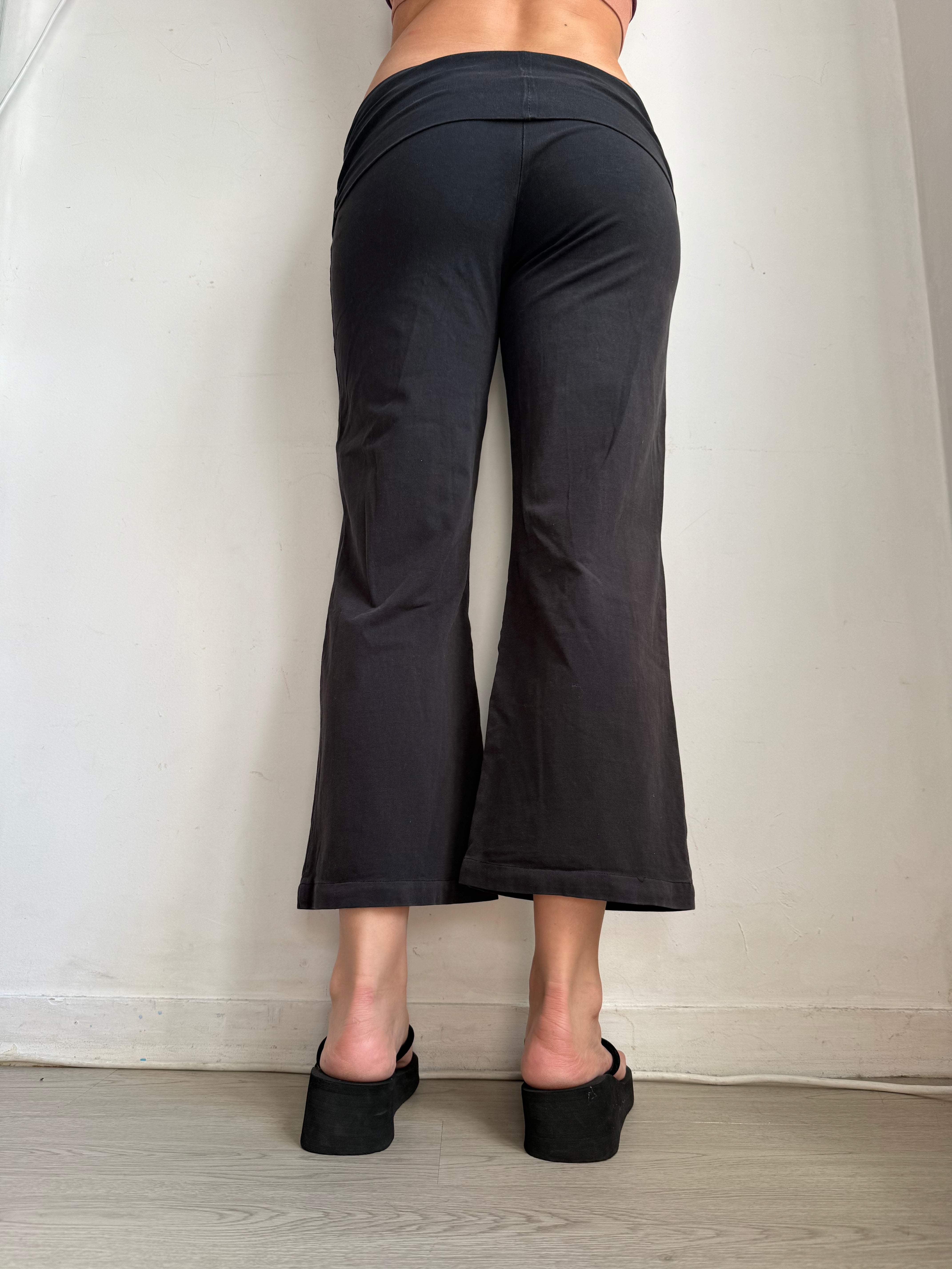 Black activewear low rise capri pants (M)