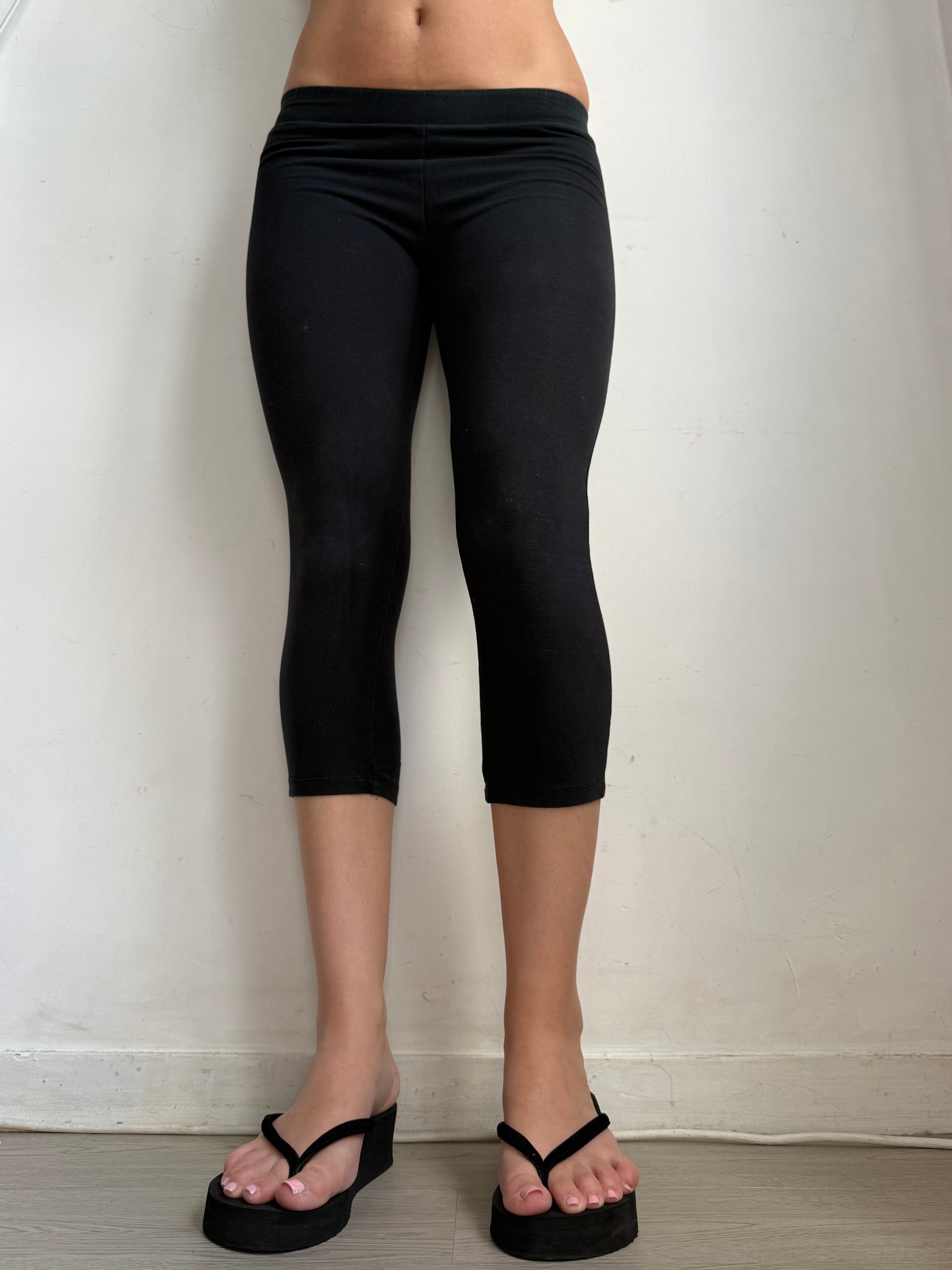 Black activewear low rise capri pants (XXS)