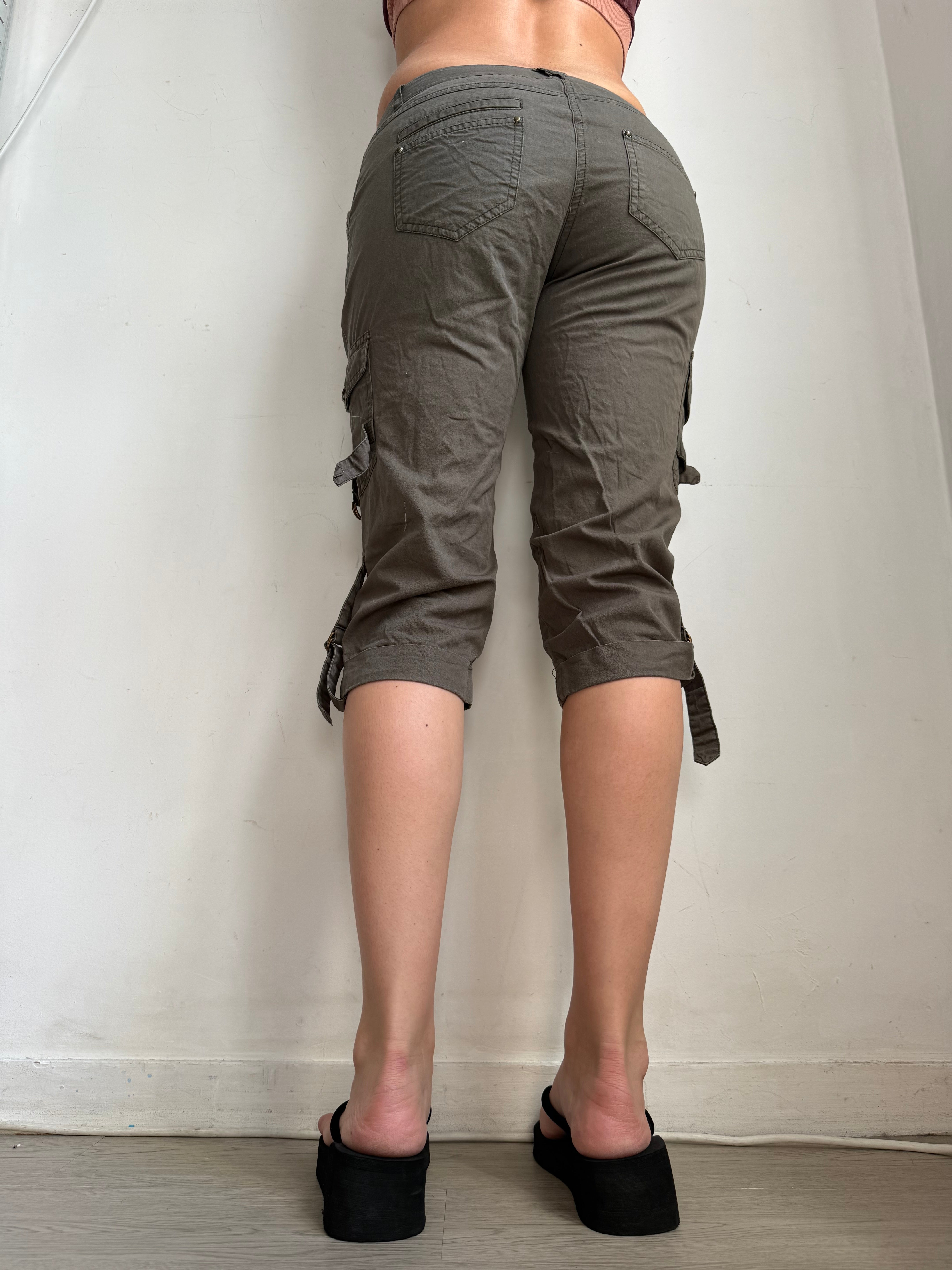 Khaki cargo low rise capri pants (S/M)