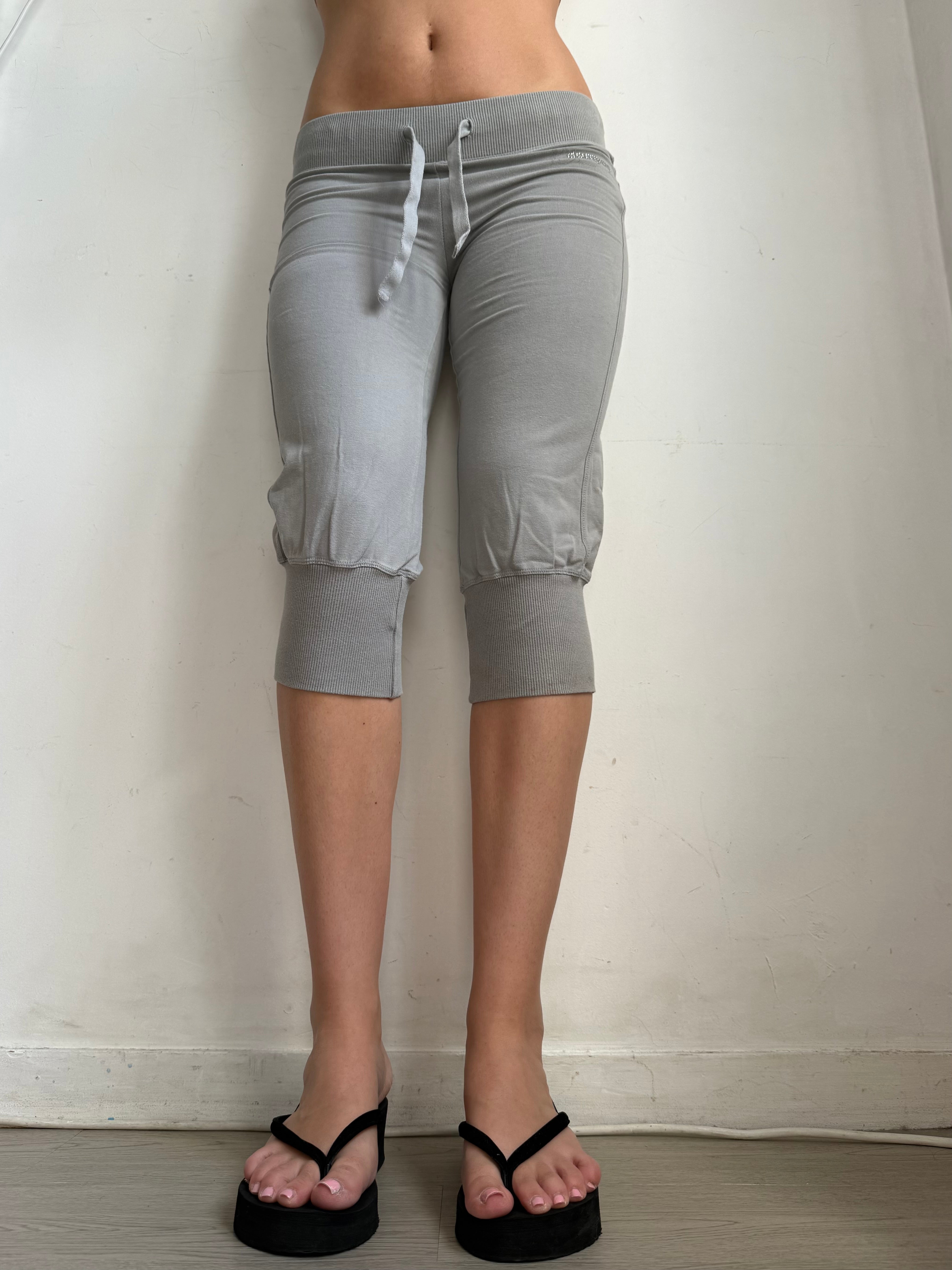 Grey activewear low rise capri pants (S)