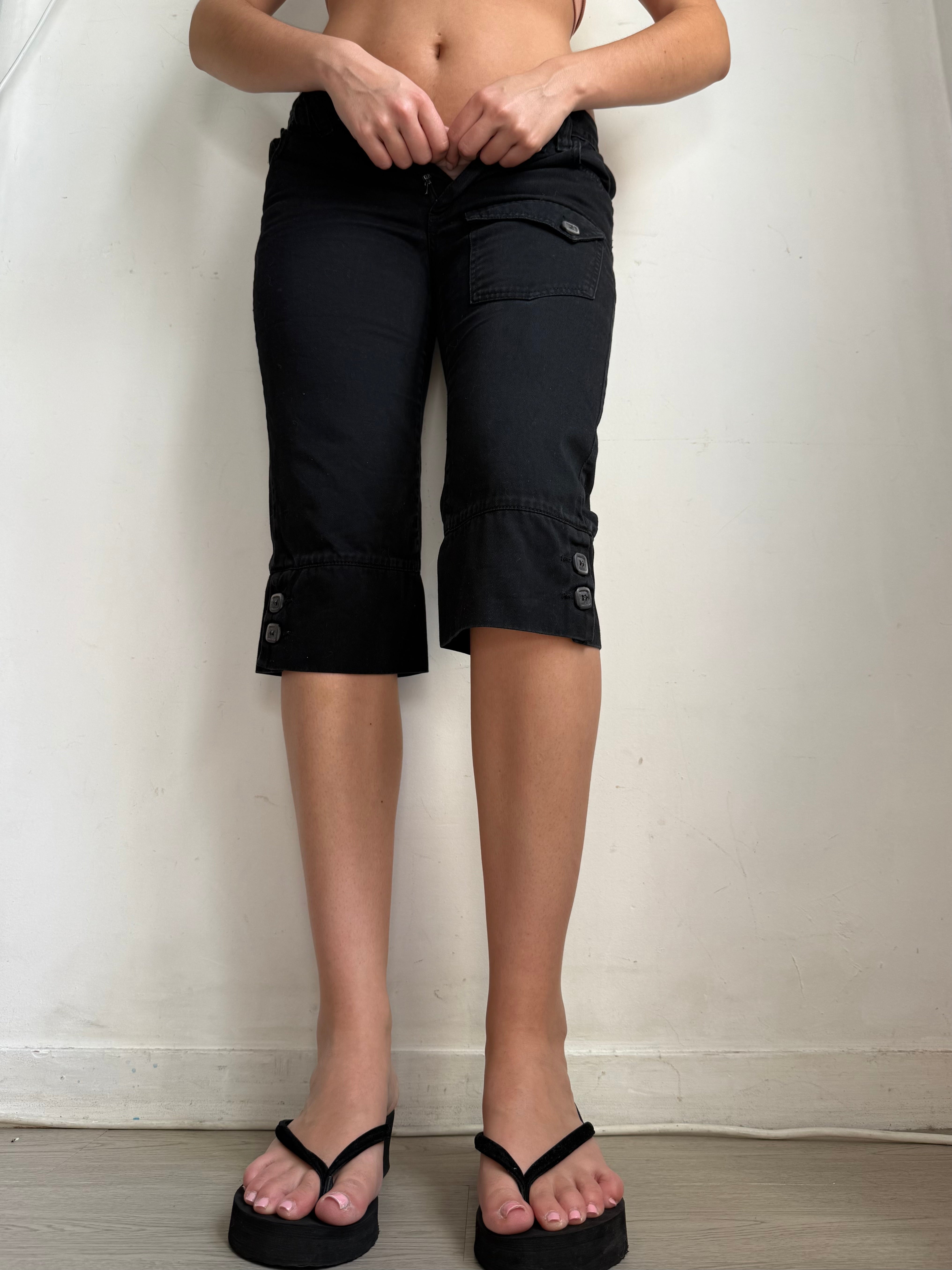 Black denim low rise capri pants (S)