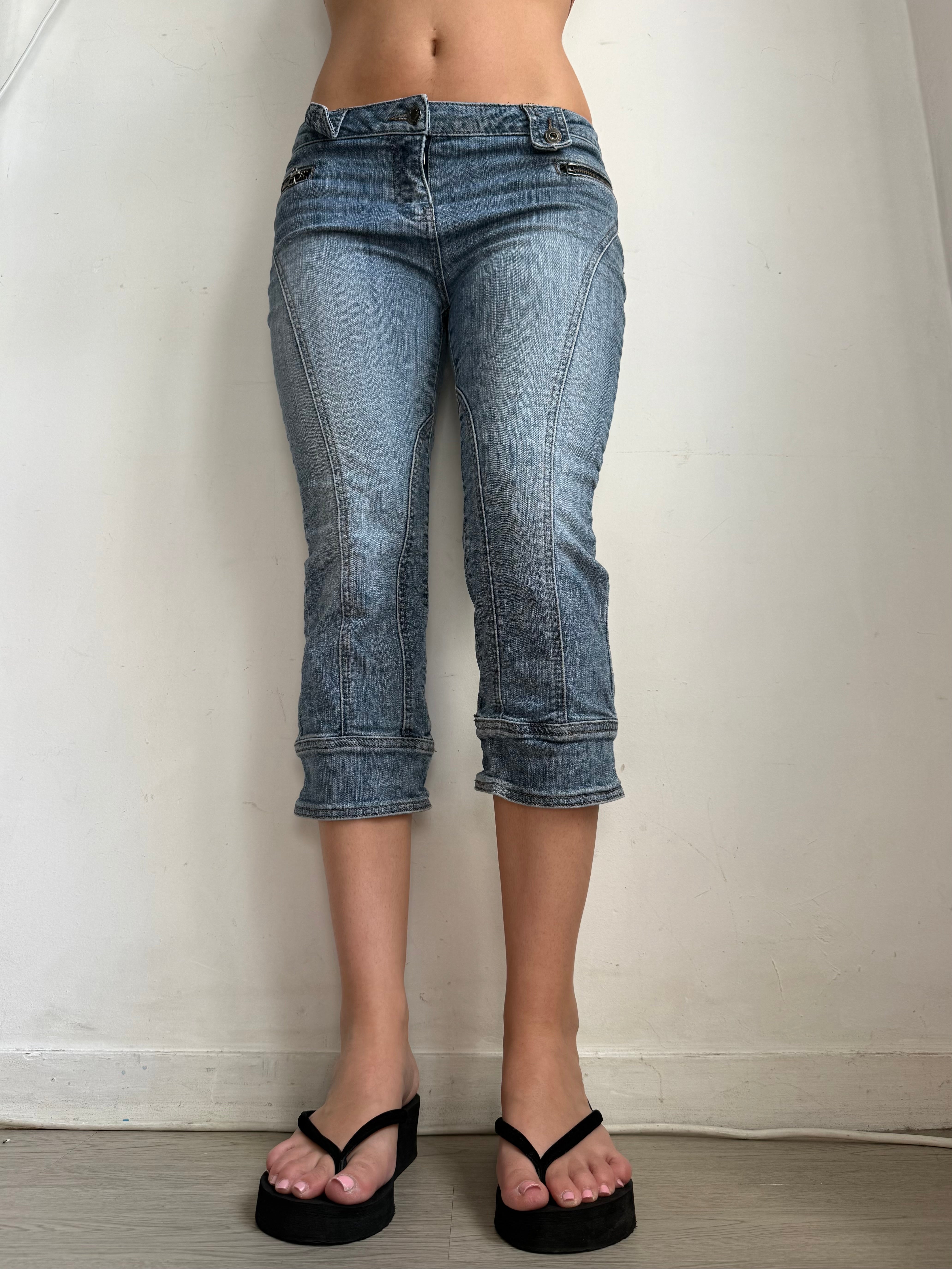 Blue denim low rise capri pants (M)