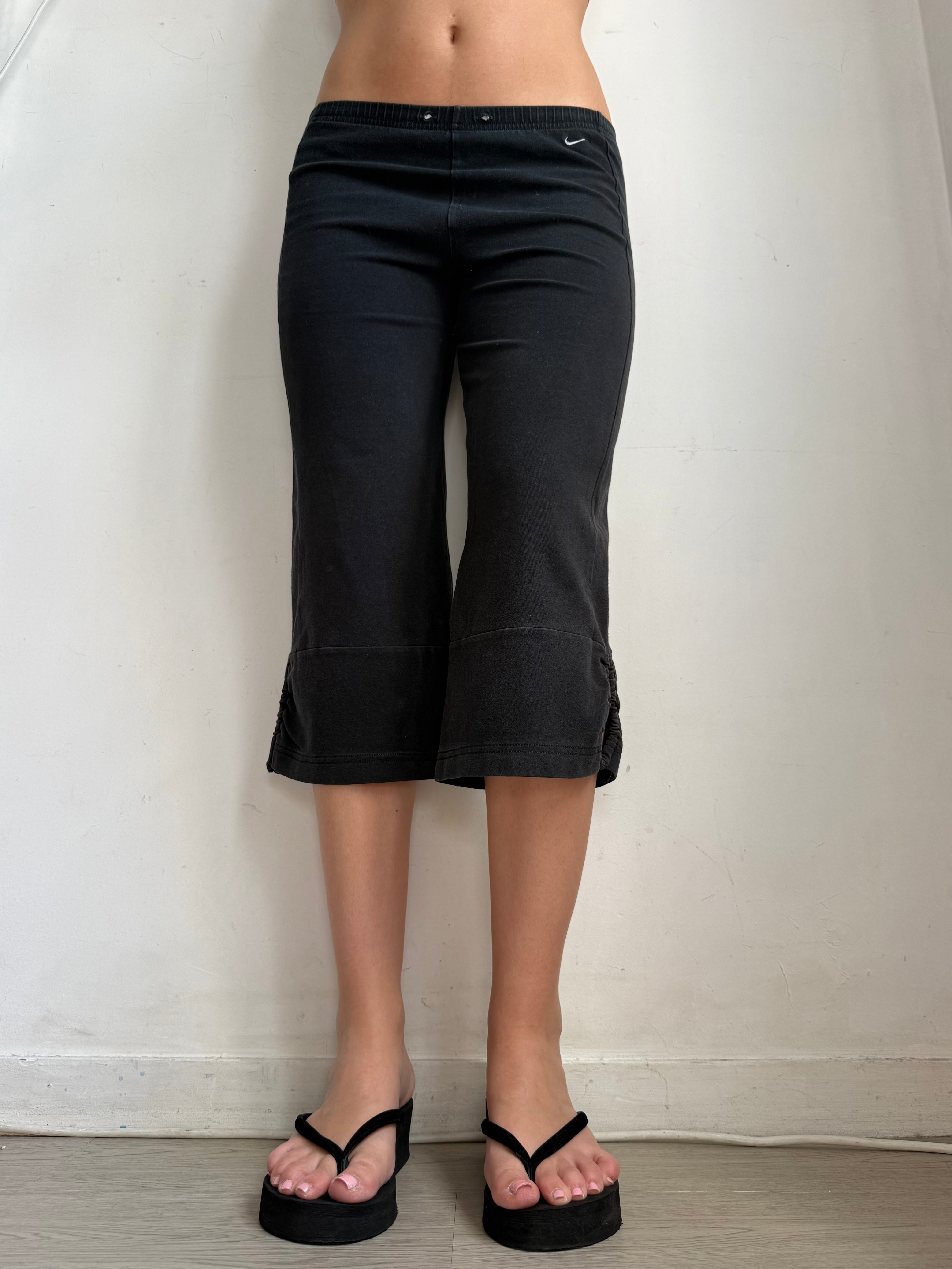 Black low rise capri activewear pants (S/M)