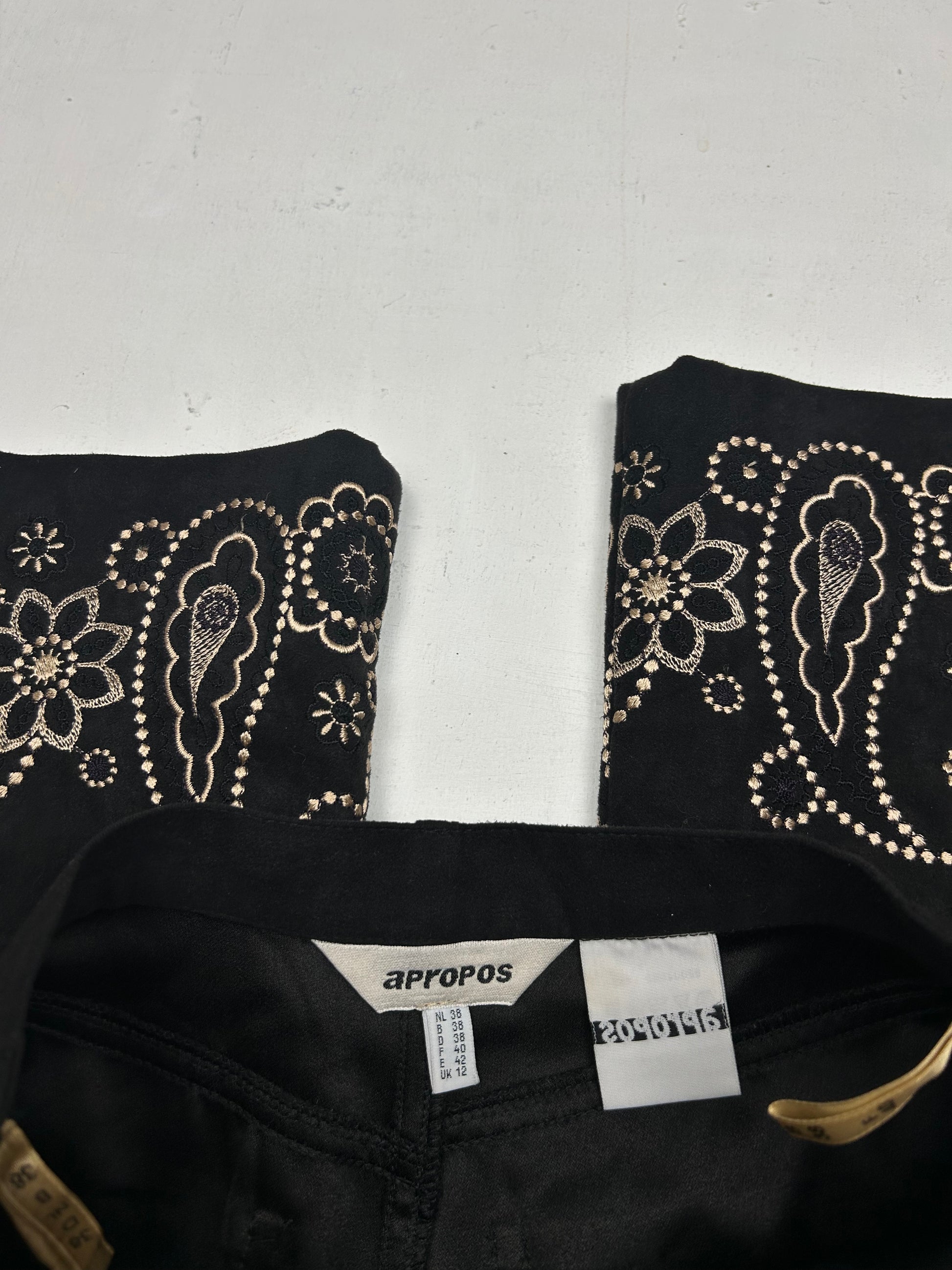 Black suede embroidered detail high waist pants (M)