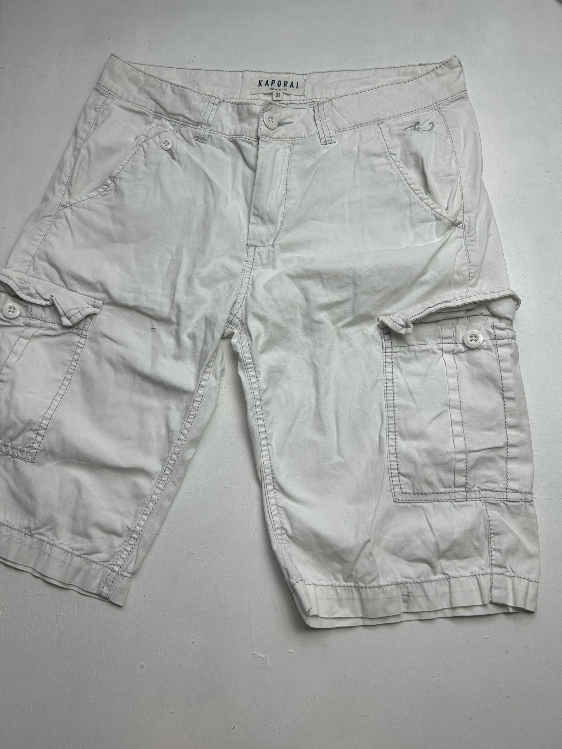 White mid rise cargo mid short (S/M) mesures