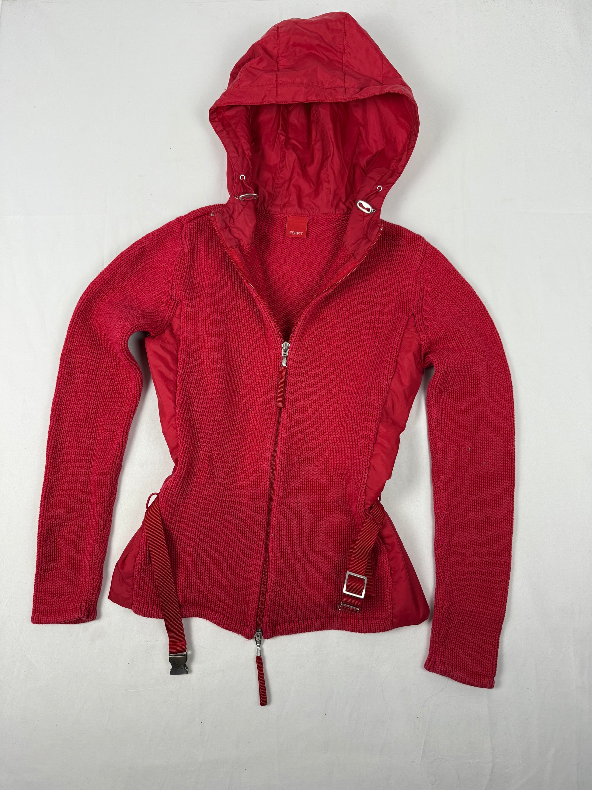 Red knitted tight fit hooded jumper with belt (XS)