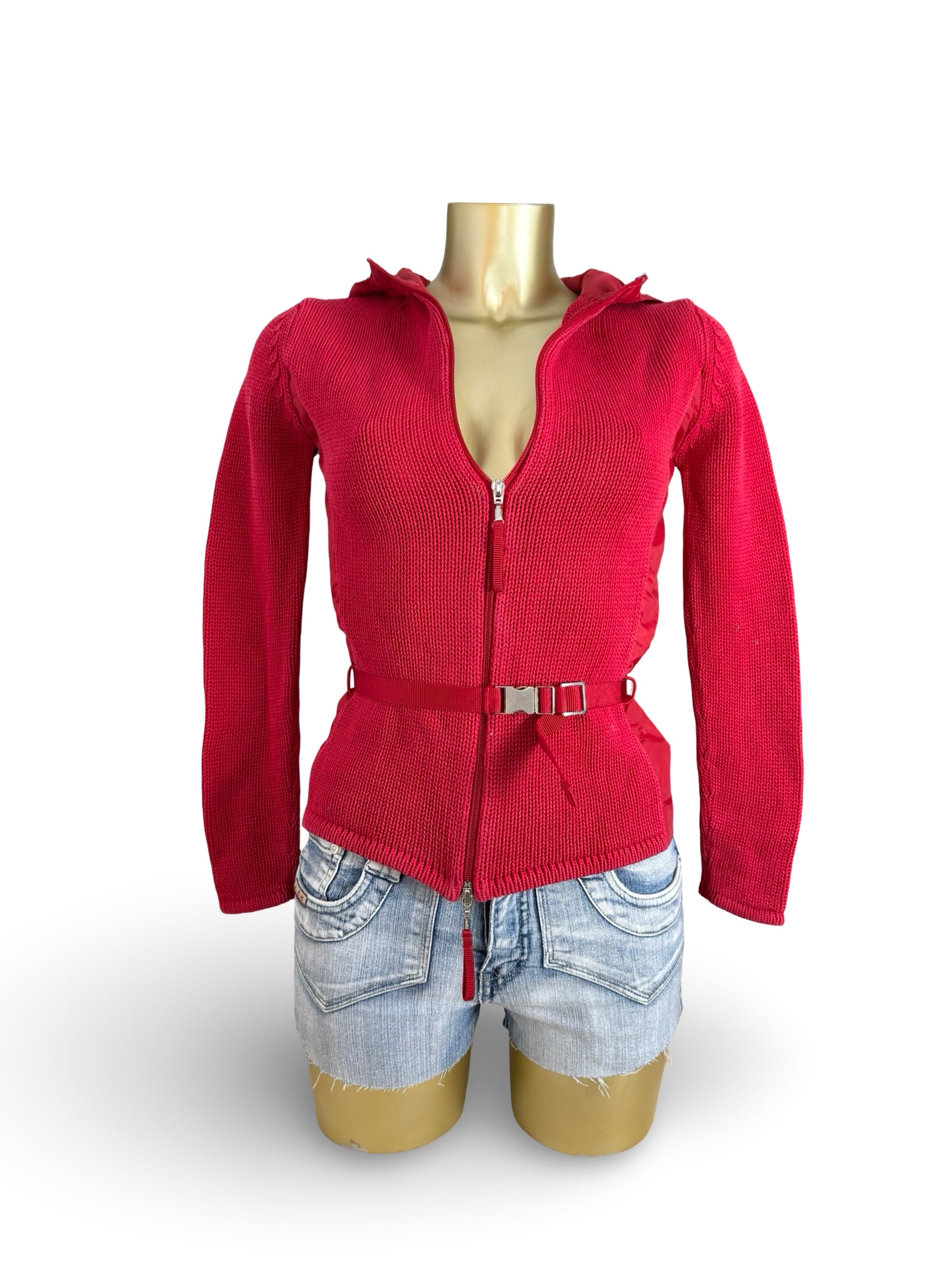 Red knitted tight fit hooded jumper with belt (XS)