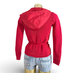 Red knitted tight fit hooded jumper with belt (XS)