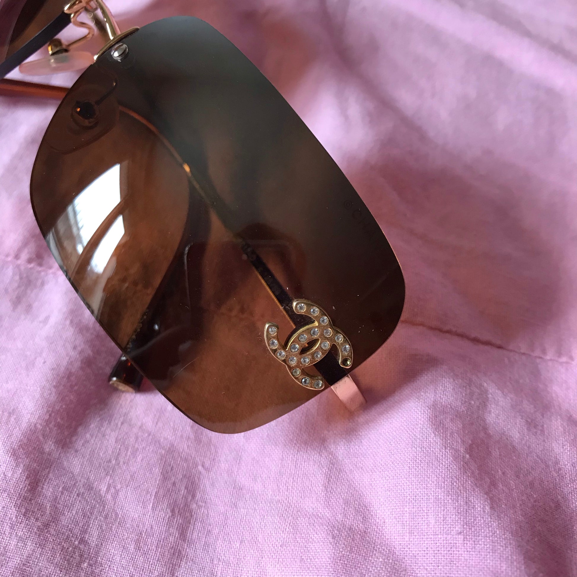 Chanel- Lunettes de soleil a logo strass